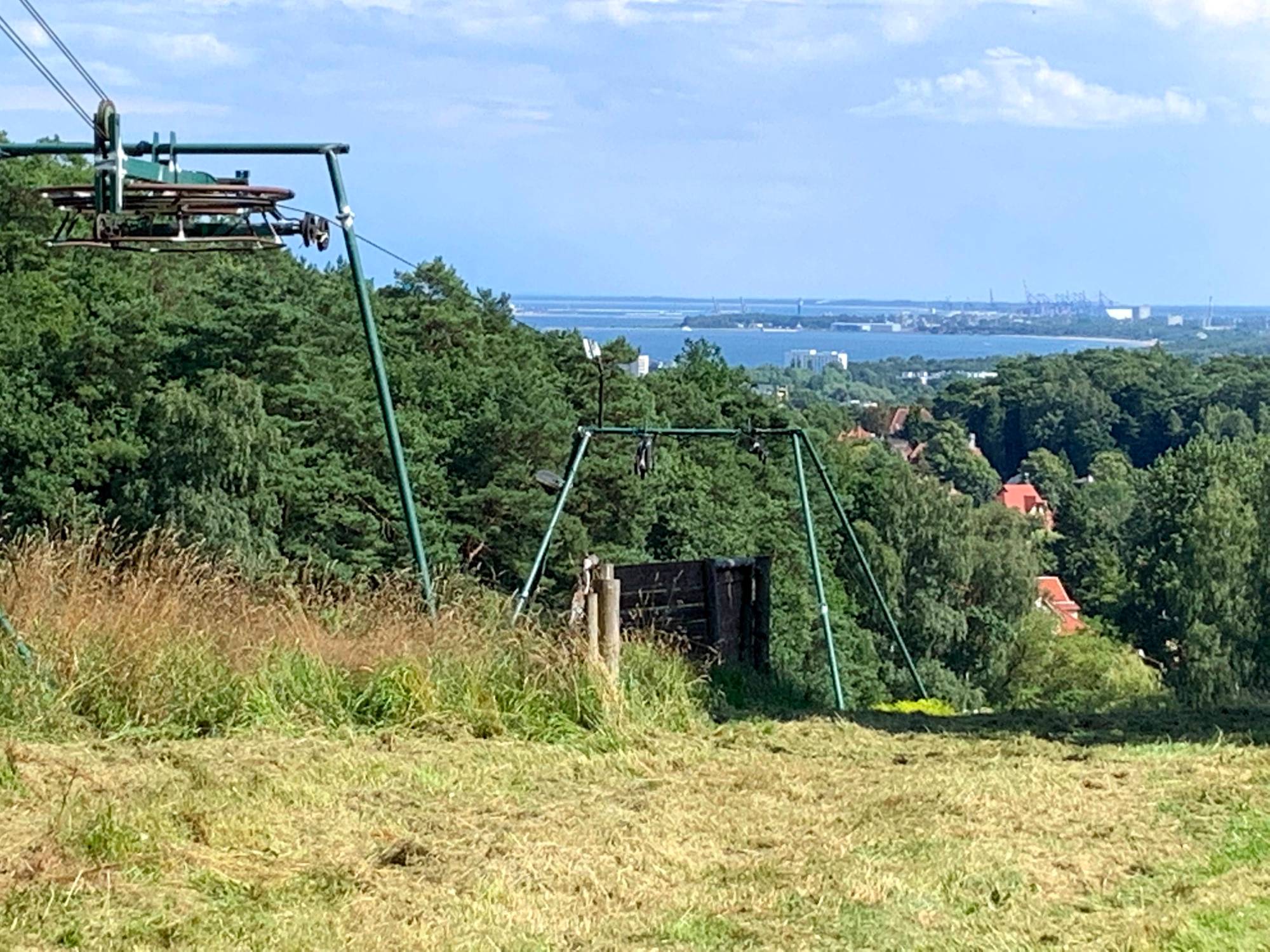 Wyciąg narciarski na Łysej Górze. W oddali Zatoka Gdańska