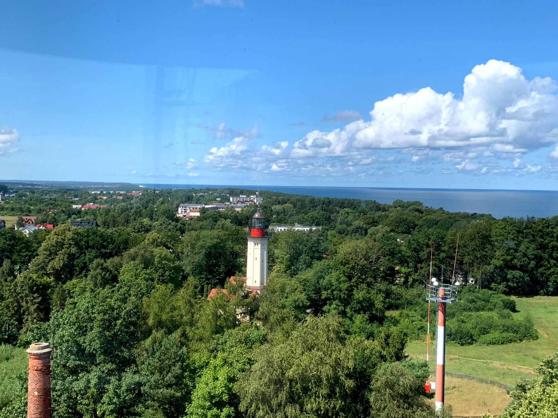 Widok z latarni w Rozewiu. W centrum nowa ale nie używana latarnia