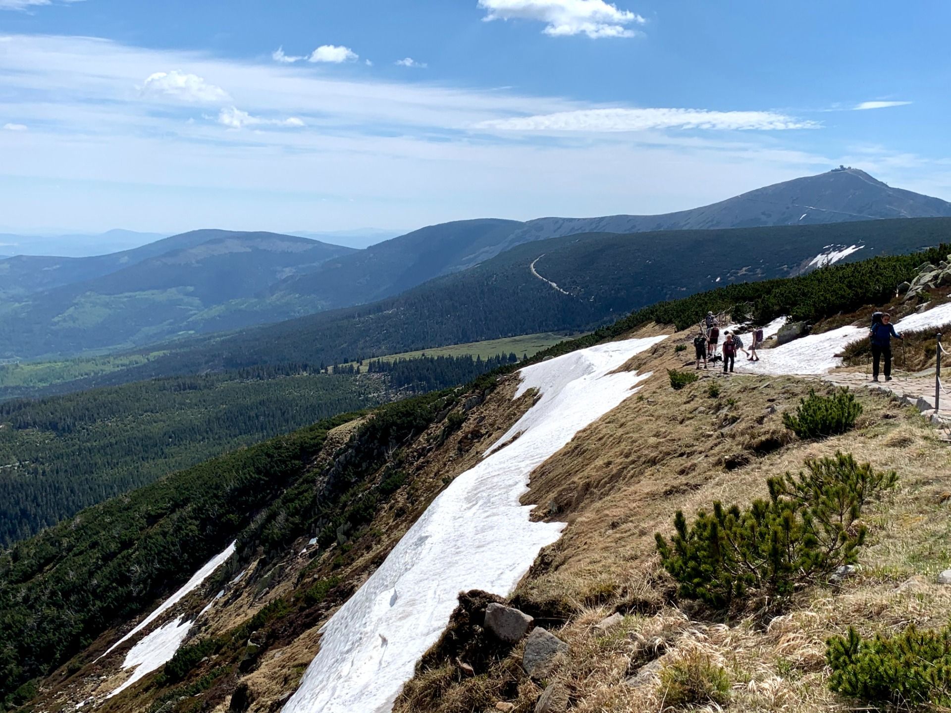 Fragment głównego grzbietu Karkonoszy, w tle Śnieżka