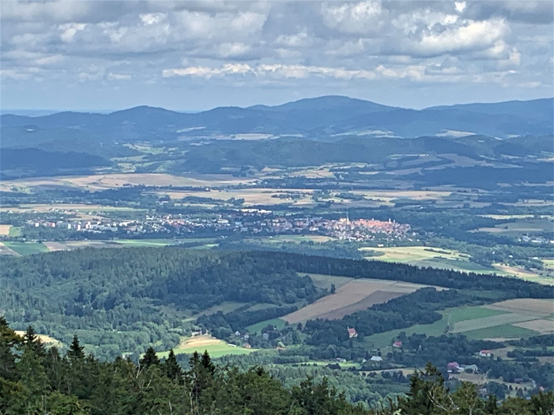 Widok z Jagodnej. W dole Kotlina Bystrzycka, w dali Śnieżnik