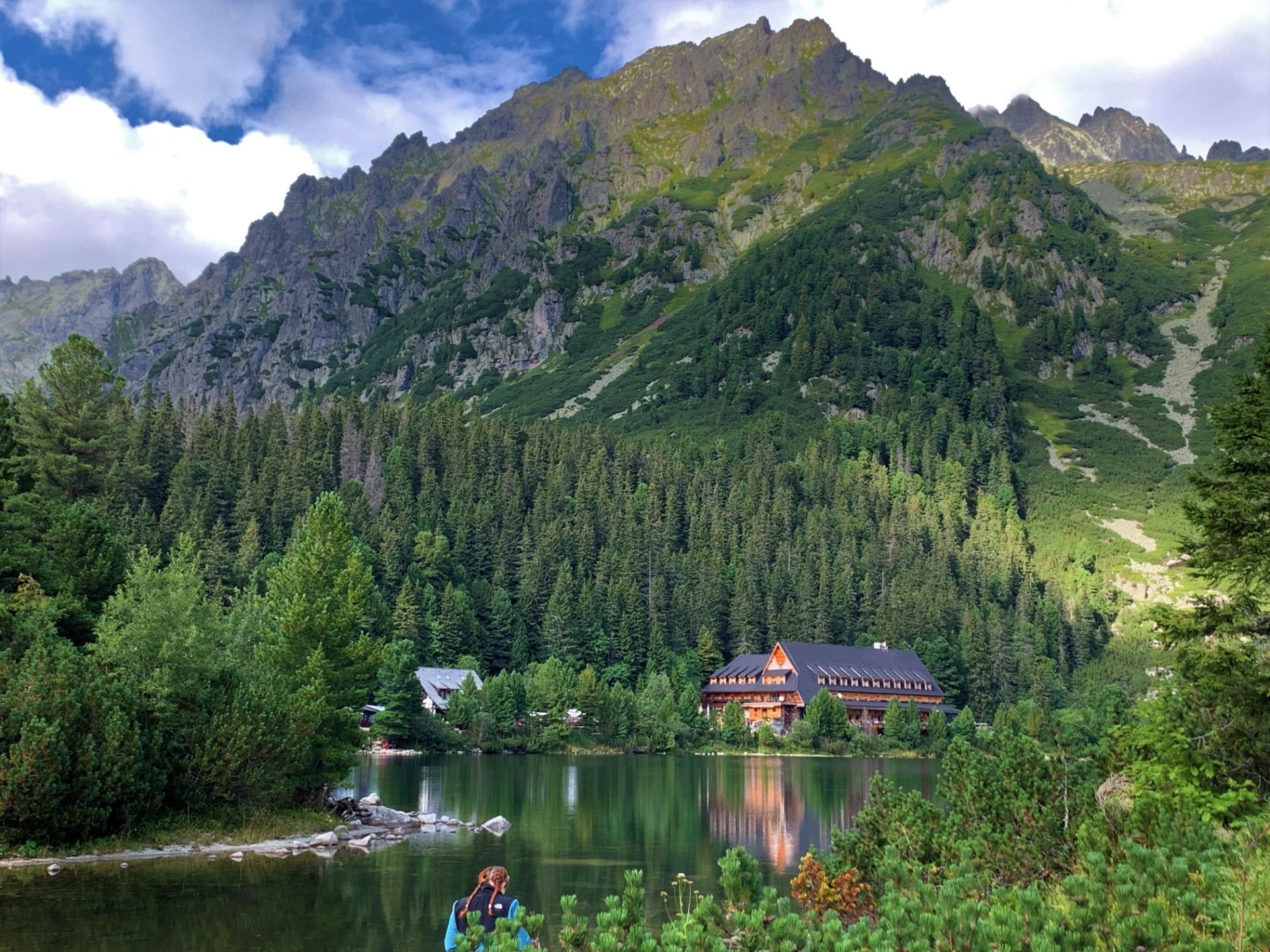 Popradské pleso, na drugim planie schronisko a w tle Popradzka Grań