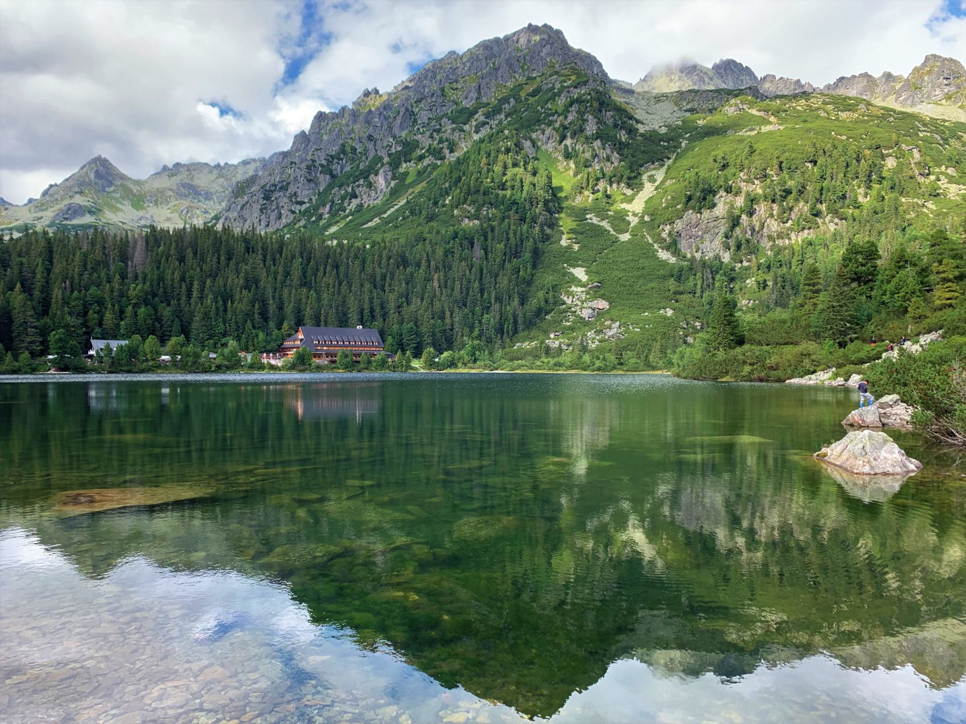 Popradské pleso, na drugim planie schronisko a w tle Popradzka Grań