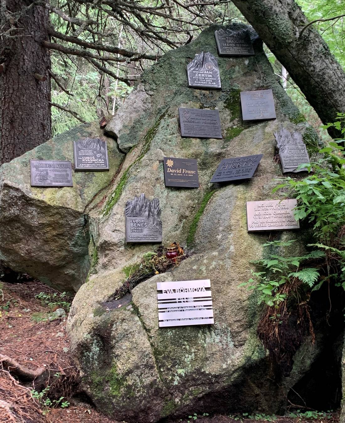 Tabliczki pamiątkowe na symbolicznym cmentarzu