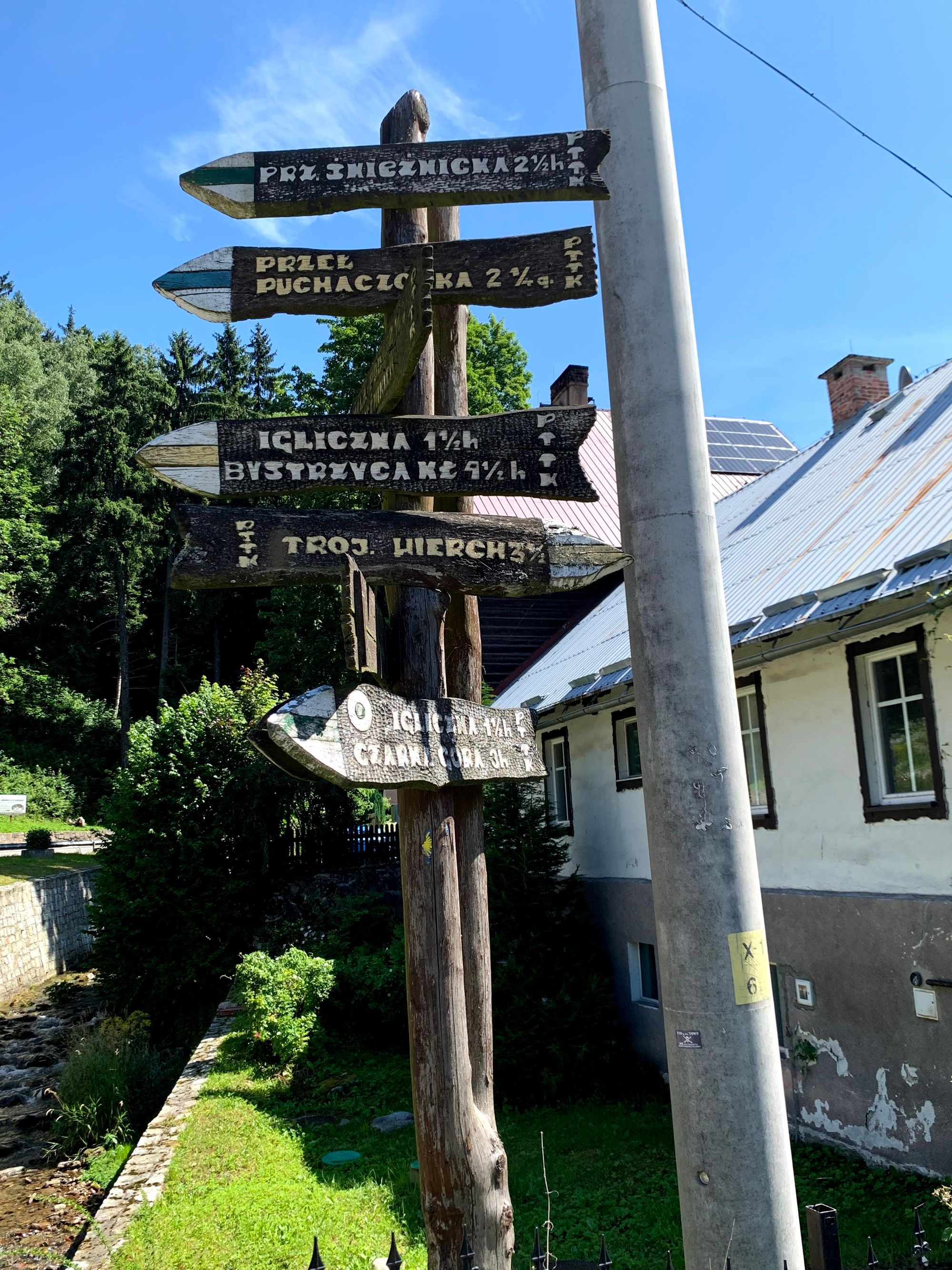 Słup szlakowy w Międzygórzu