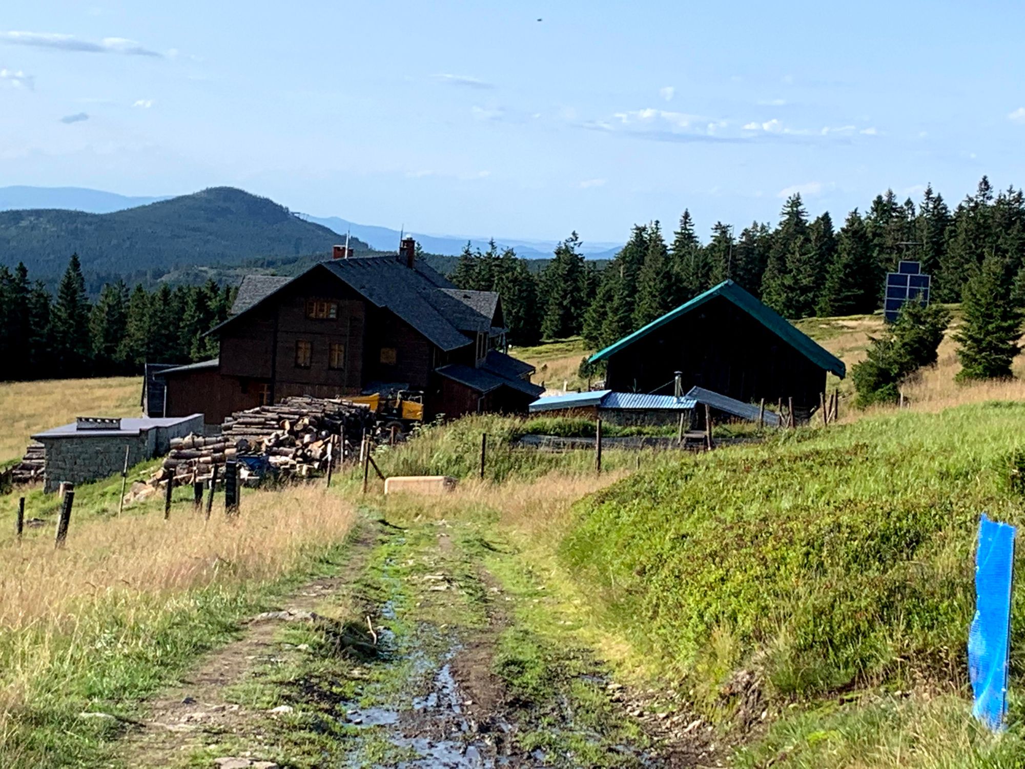 Schronisko na Śnieżniku (budynek po lewej)