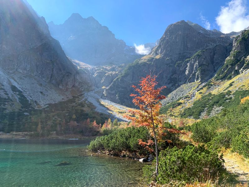 Początek jesieni w Tatrach. Jahňací štít i Zelené pleso, Vysoké Tatry (Słowacja).
