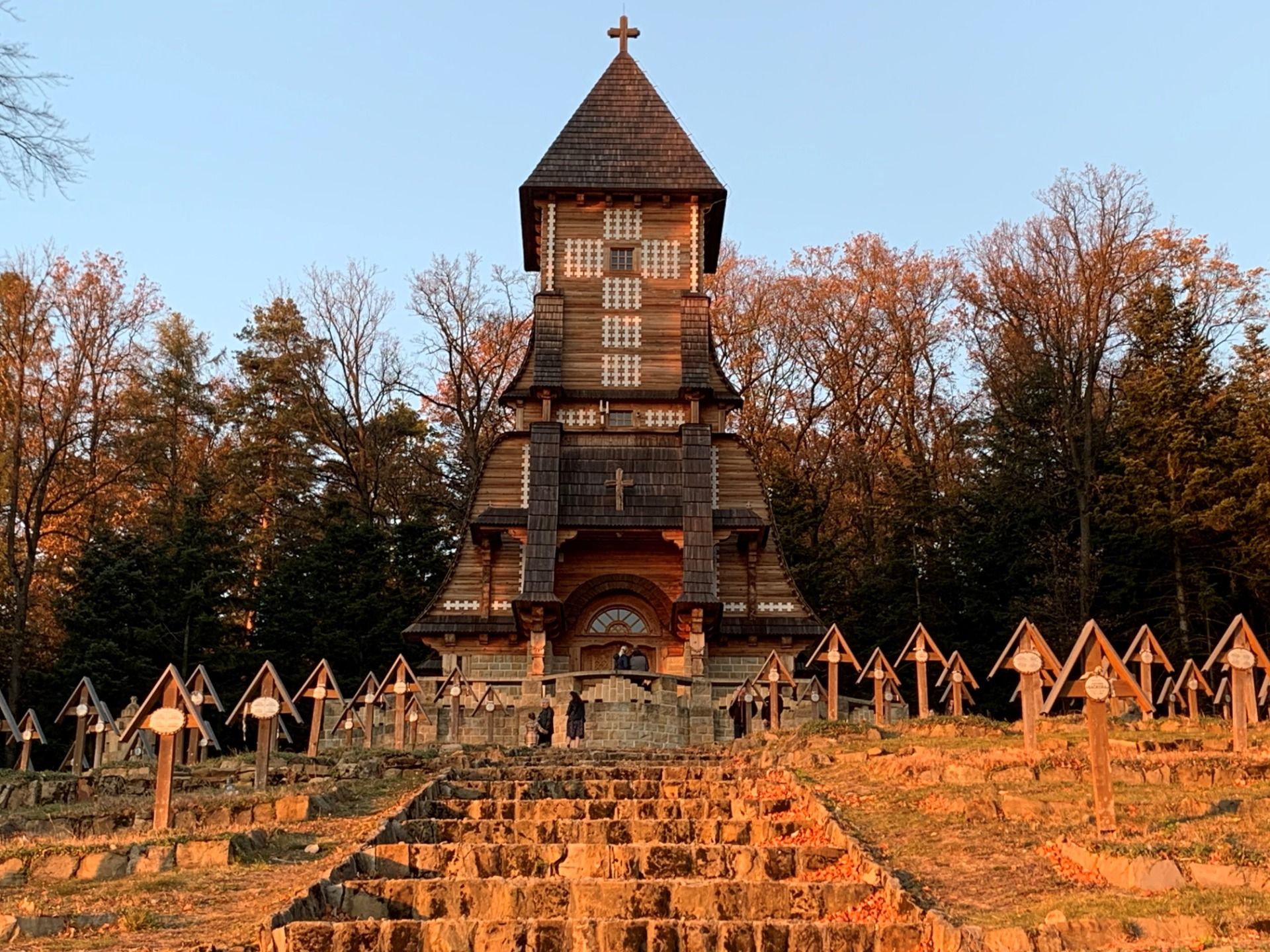 Gontyna górująca nad cmentarzem w Łużnej