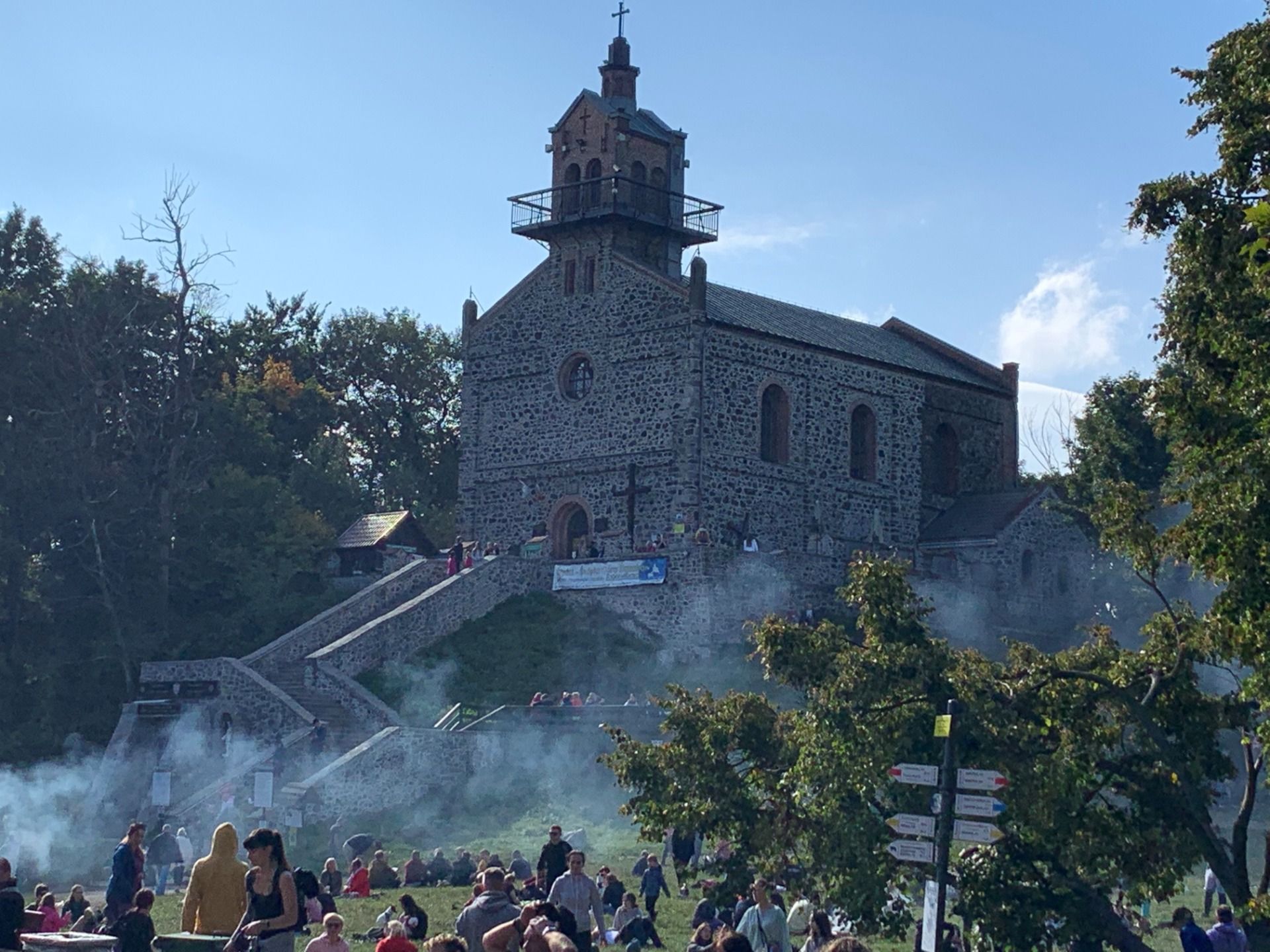 Kościół na szczycie Ślęży. Dym pochodzi z grillowania kiełbasek...