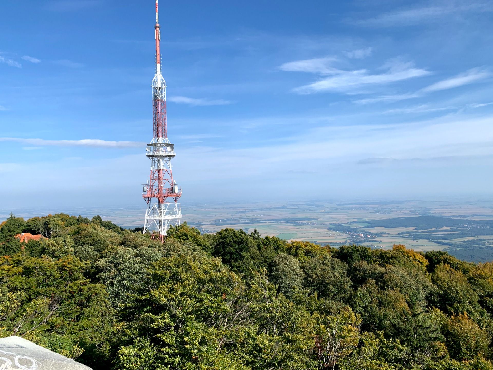 Widok z wieży widokowej na Ślęży