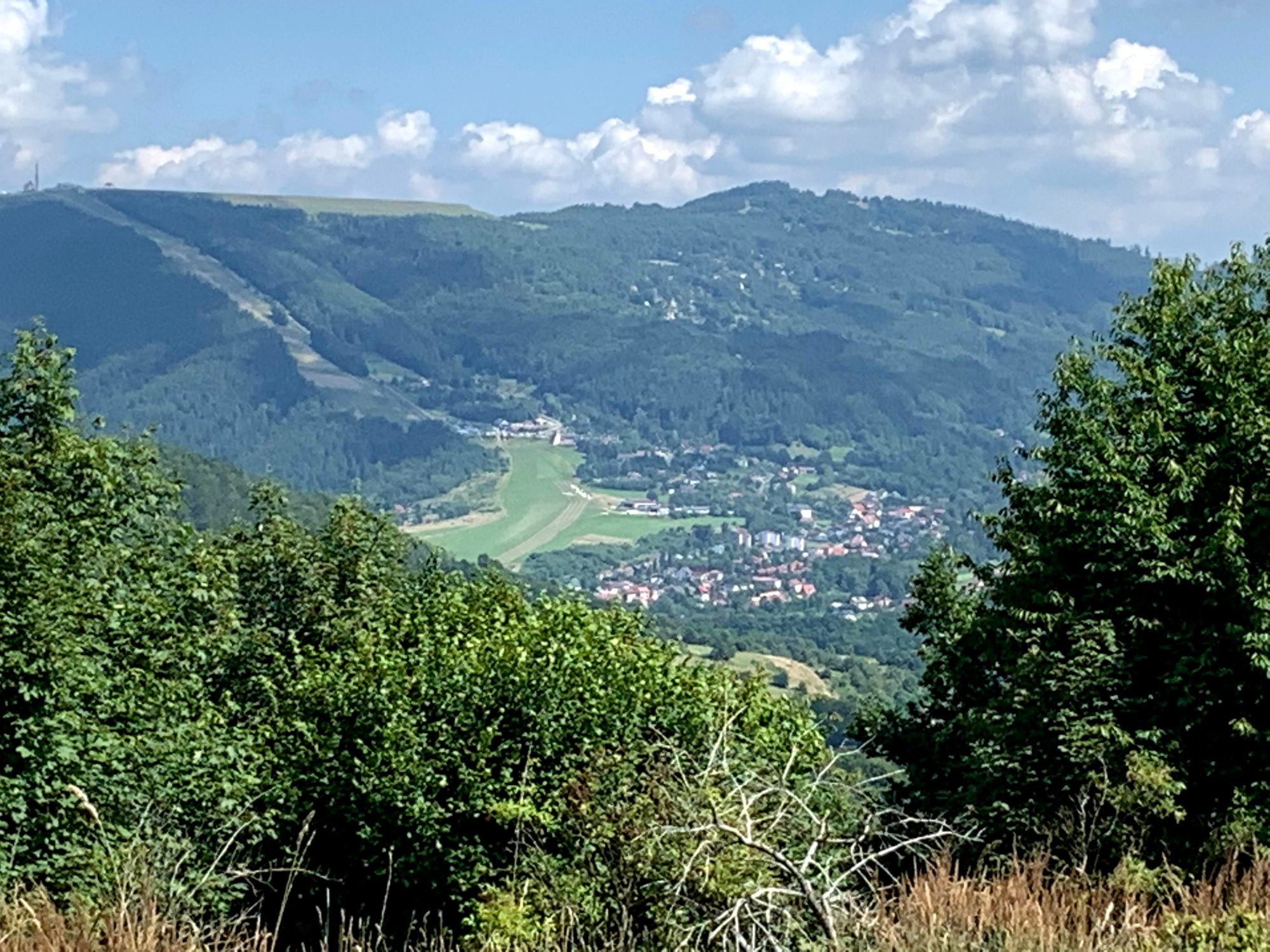 Widok na Żar z szlaku na Czupel