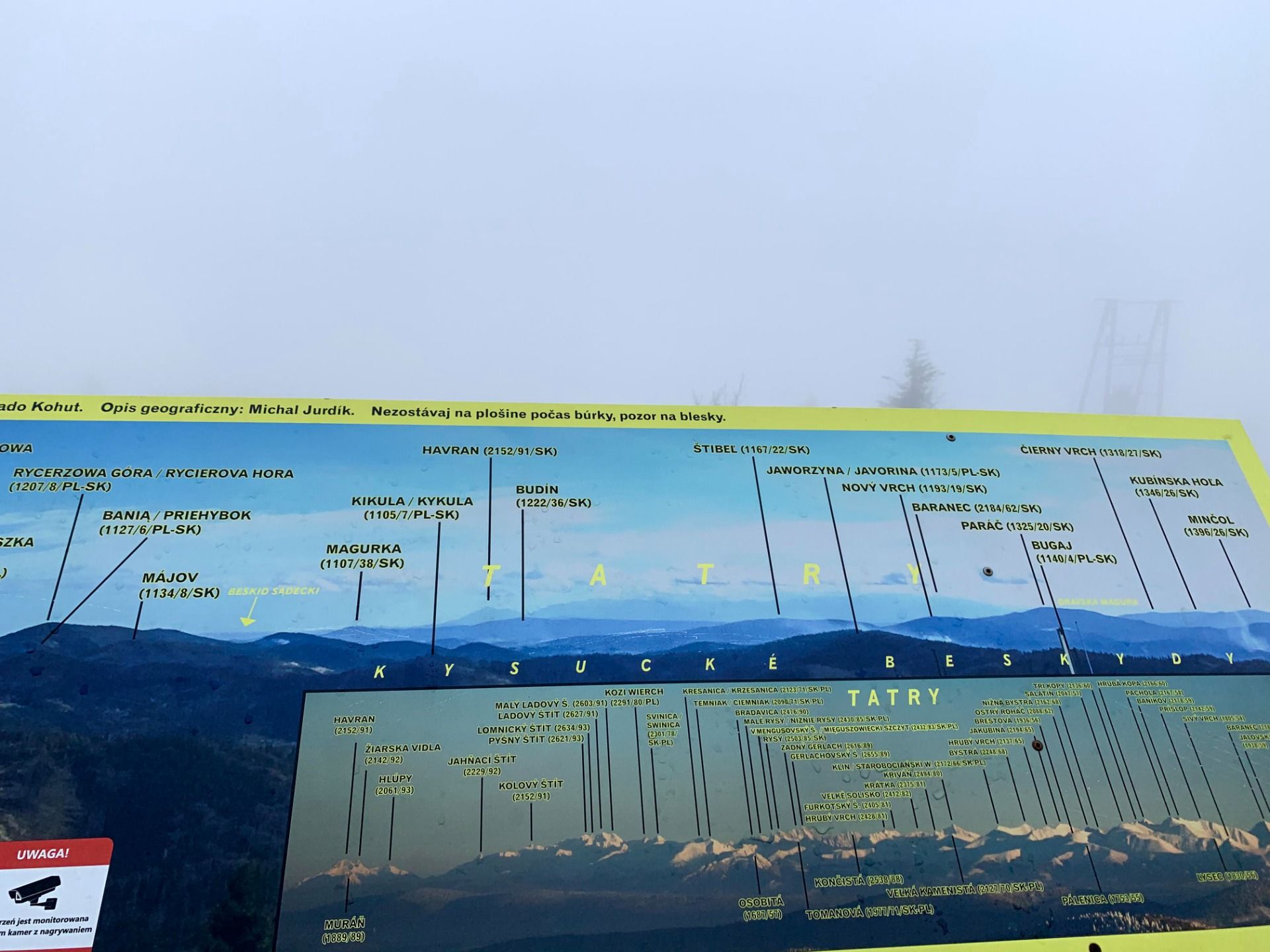 Widok na Tatry z wieży na Wielkiej Raczy