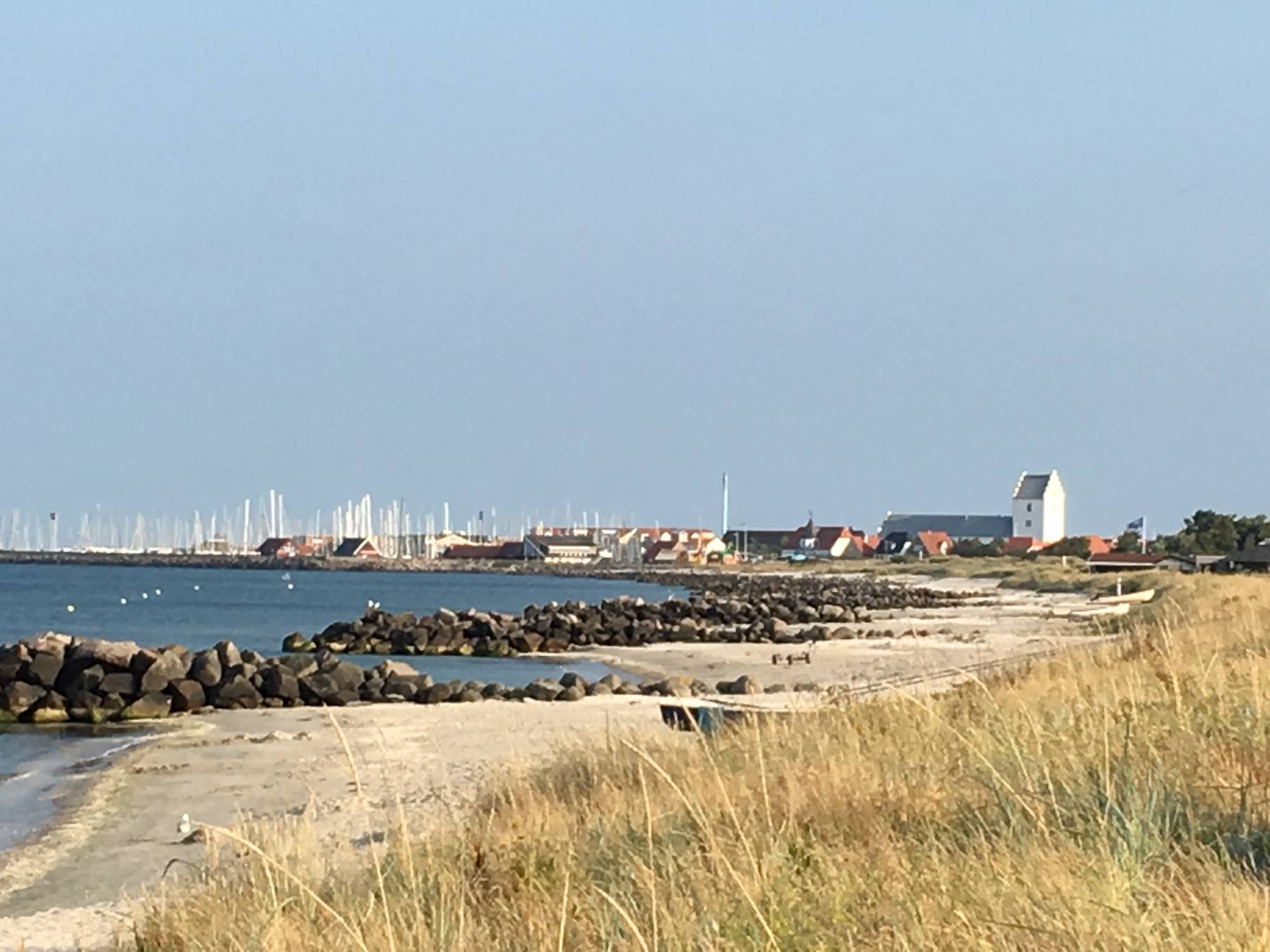 Centrum Sæby widziane z ścieżki wzdłuż plaży