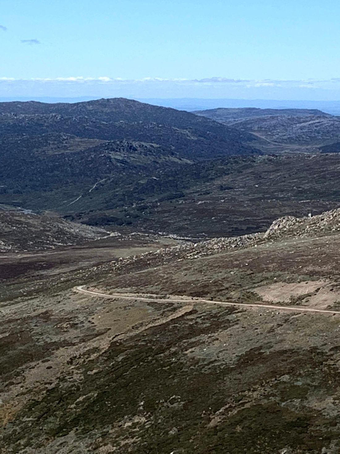 Vistas durante la ruta al pico / Widoki w drodze na szczyt Mt Kosciuszko