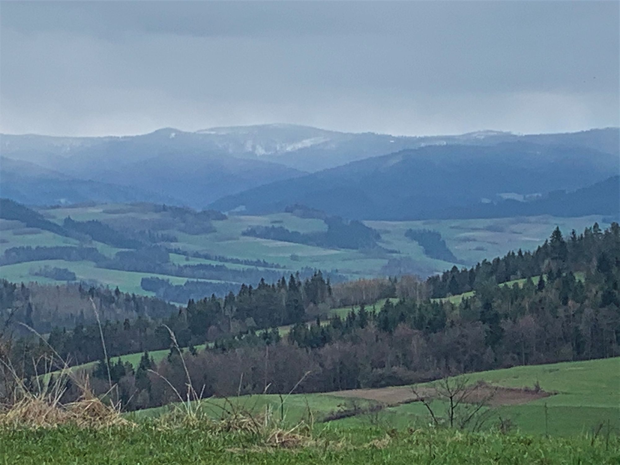 Tour de Beskid Wyspowy cz.2: Lubogoszcz i Szczebel. Wiosna, ale Zima jeszcze śniegiem postraszyła.
