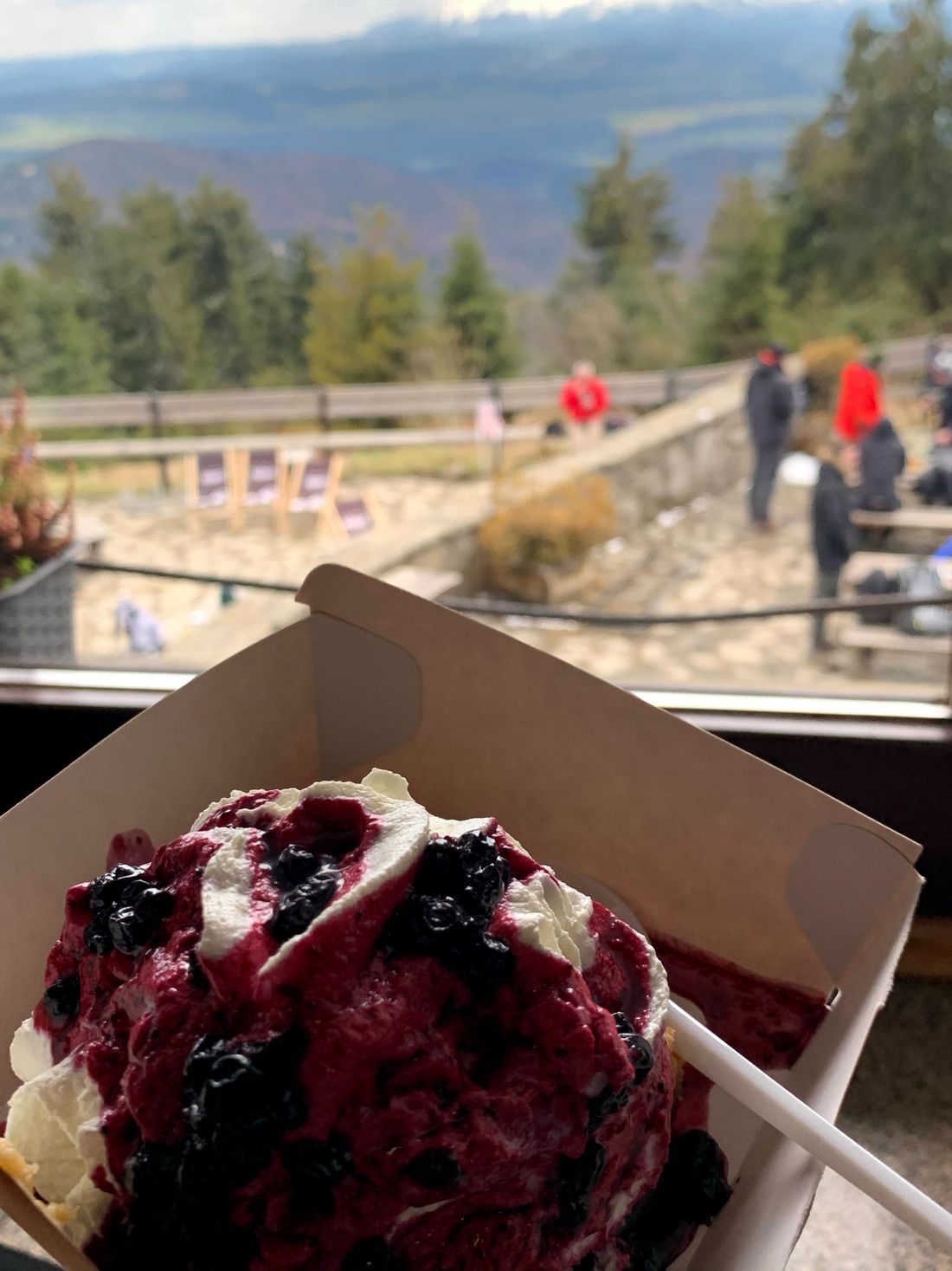 Deser Gorczański z widokiem na Tatry (schronisko na Turbaczu)