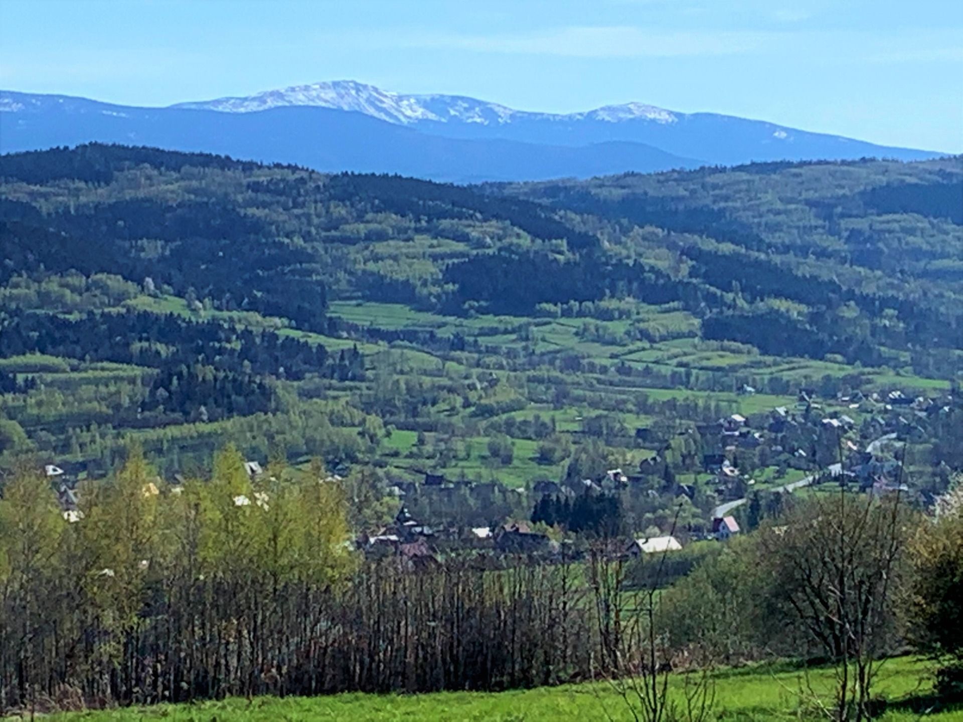 Babia Góra z szlaku na Babicę. W dole Bieńkówka.