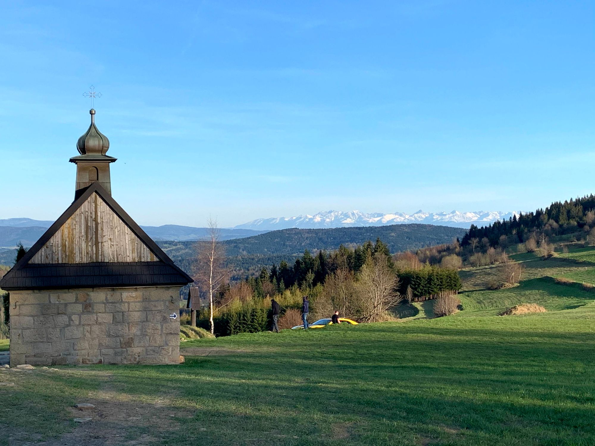 Kapliczka na Koskowej Górze, w tle Tatry