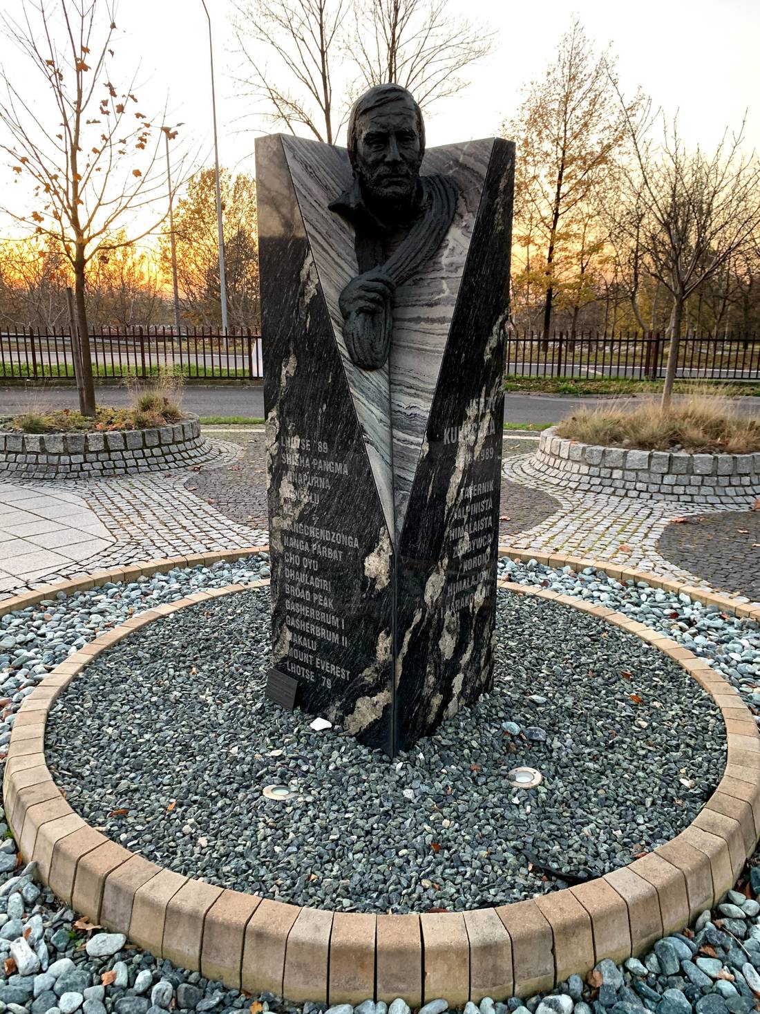 Pomnik Jerzego Kukuczki, teren katowickiej AWF