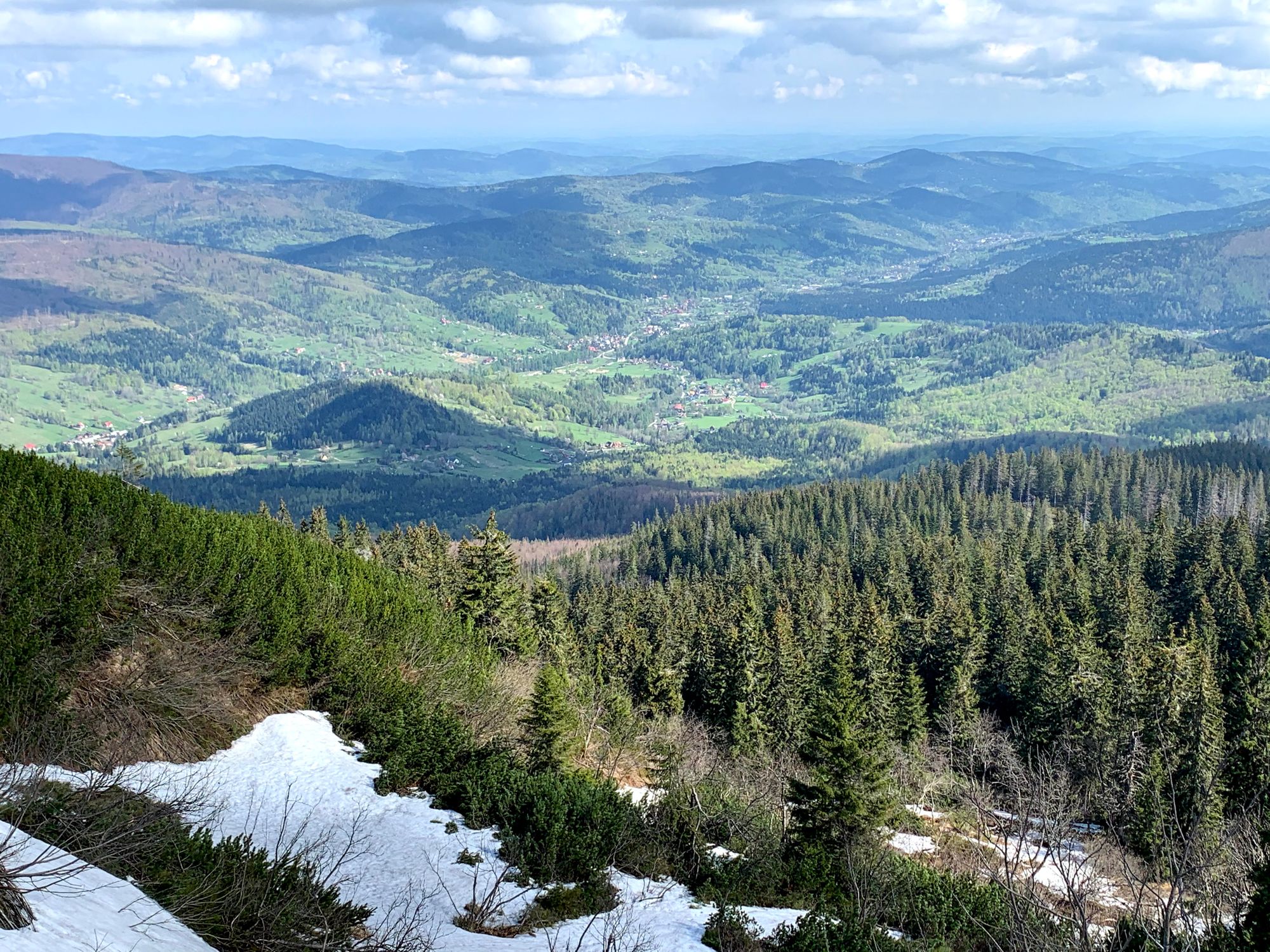 Widok z przełęczy Brona. W dole Zawoja