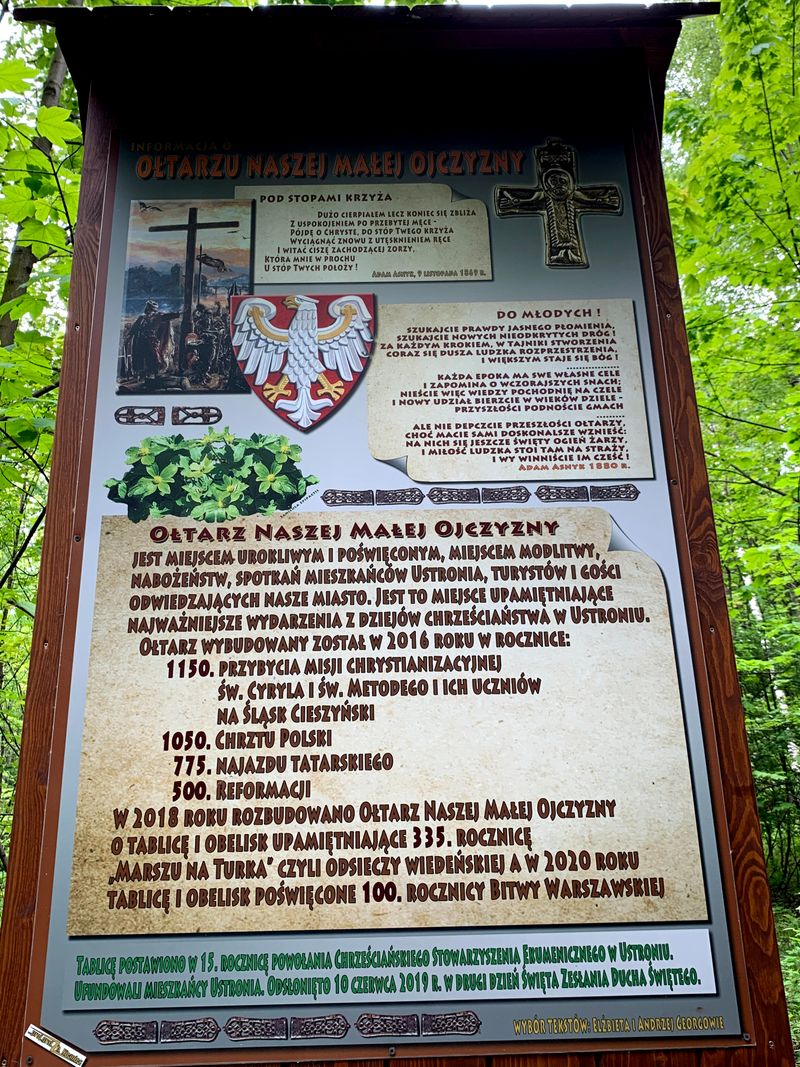 Mała i Duża Ojczyzna. Pamiątkowe tablice historyczne w Ustroniu pod Małą Czantorią.
