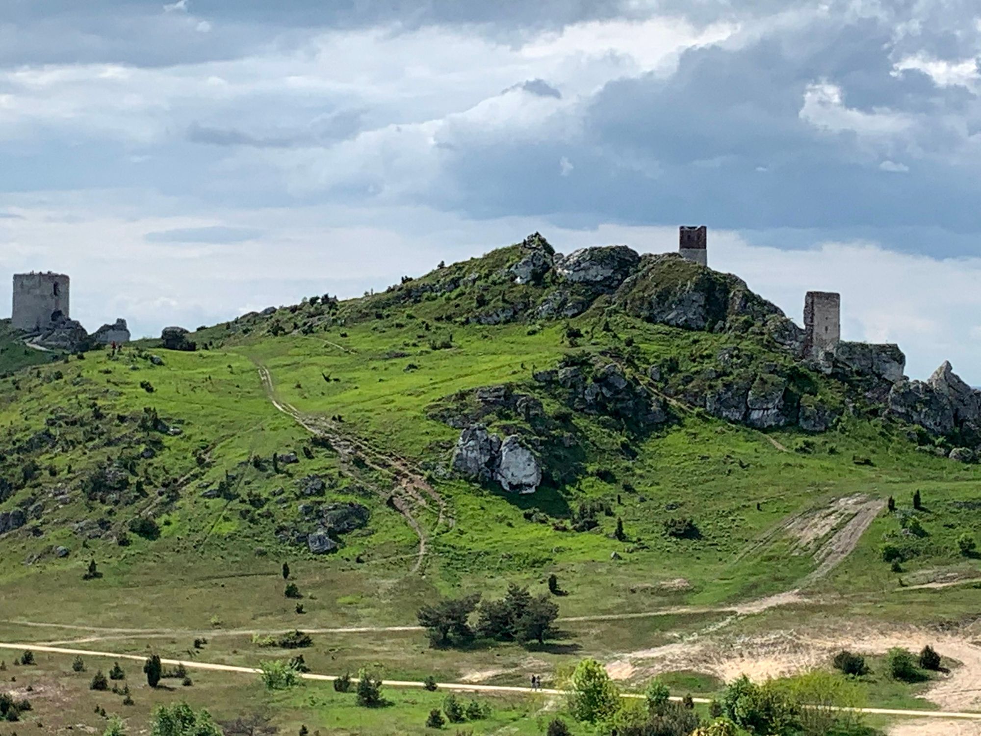 Miniaturowy Giewont w Olsztynie. Wapienne ostańce, ruiny zamku i góry, które nie są Górami.
