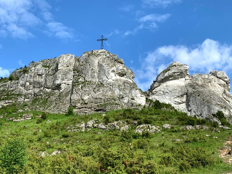 Miniaturowy Giewont w Olsztynie. Wapienne ostańce, ruiny zamku i góry, które nie są Górami.
