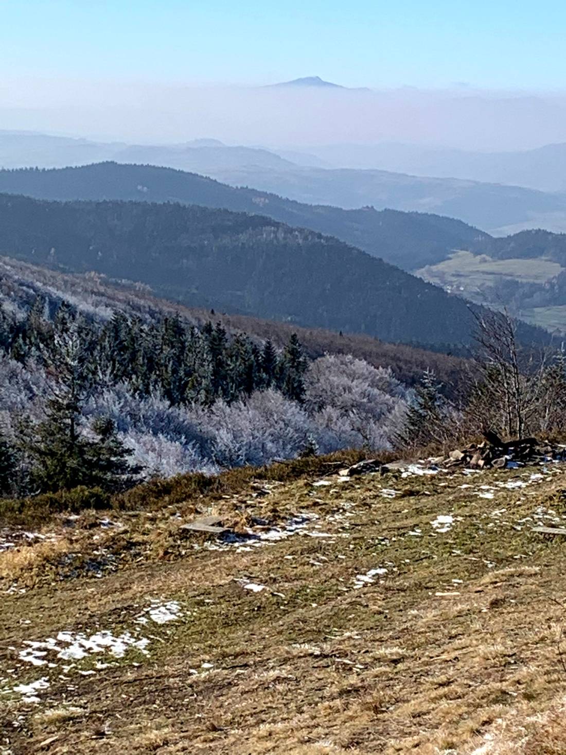 Widok z Polany Stumorgowej pod Mogielicą (w dalekim planie Babia Góra)