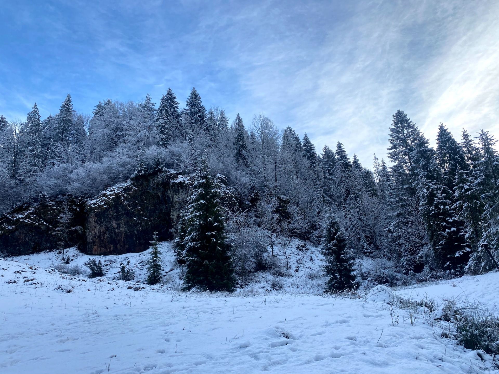 Una leyenda, crampones, la corona y un muñeco de nieve