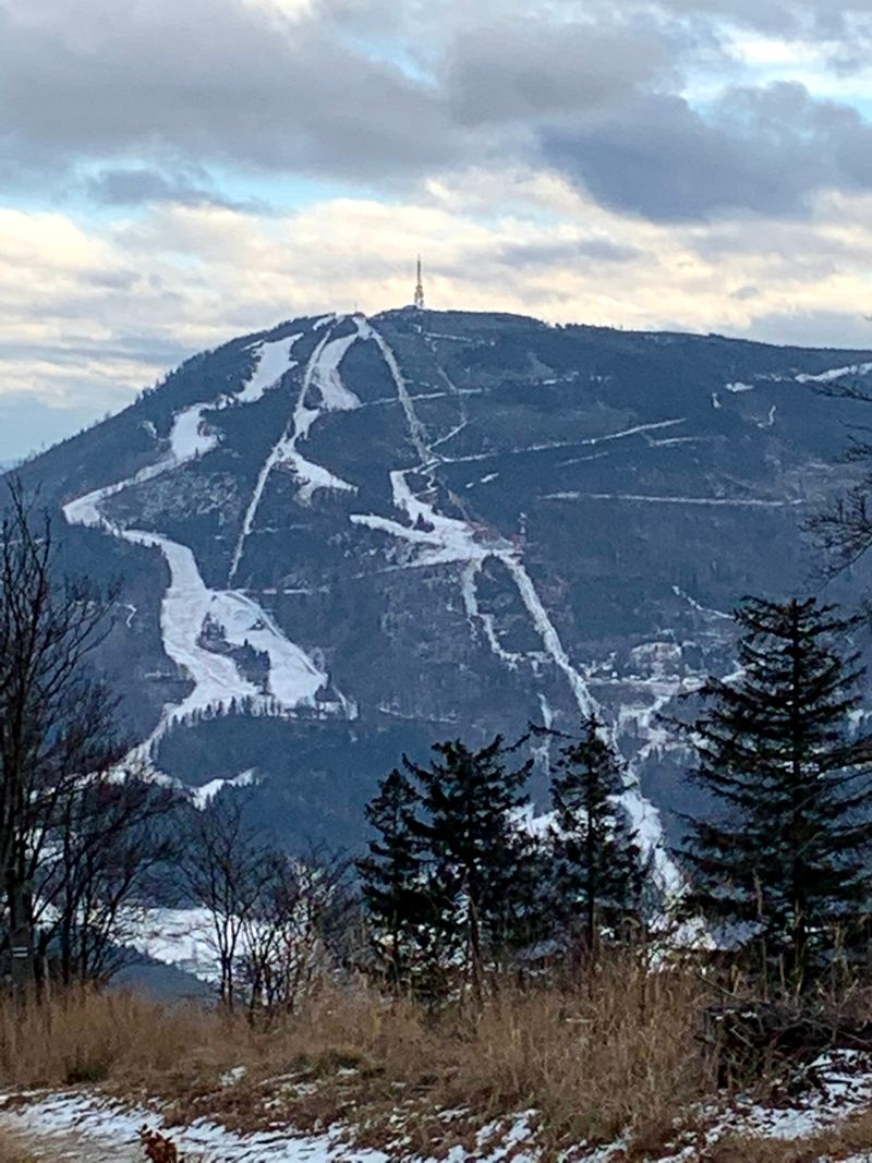 Korona Gór Polski: Skrzyczne, Beskid Śląski. Widok na Tatry, ołtarz Europy i góralskie wesele.