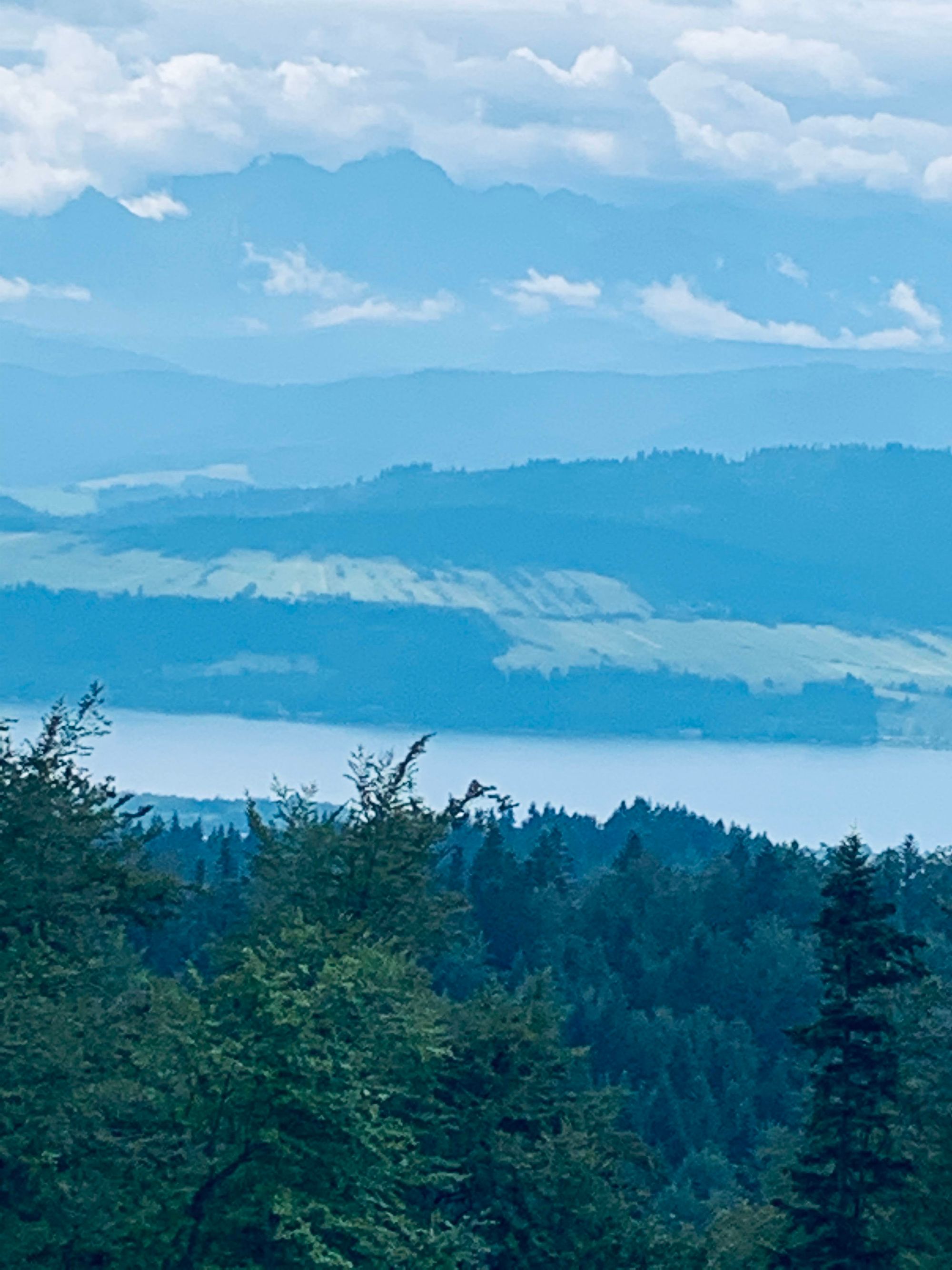 Widok z sioła Studzionki: Tatry i jez. Czorsztyńskie