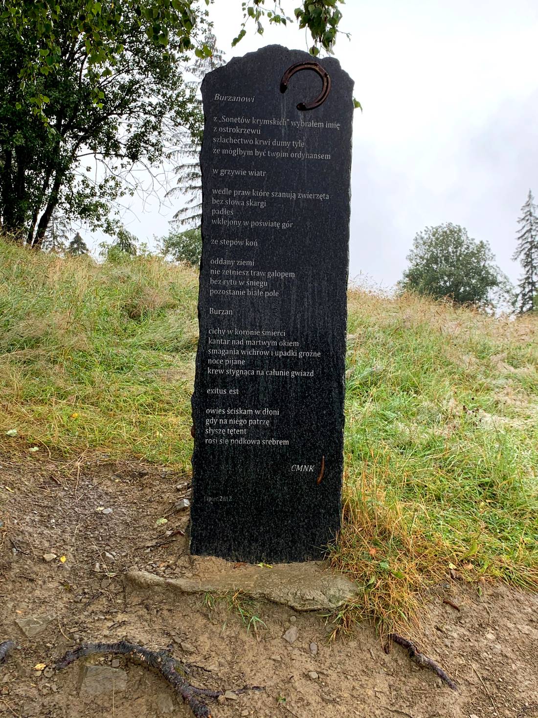 Pomnik przy zejściu z Maciejowej do Rabki Zdrój