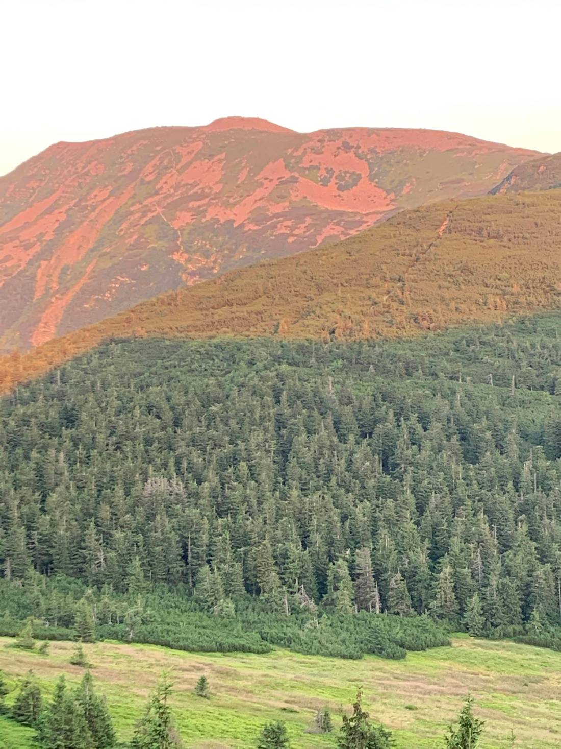 Babia Góra o zachodzie słońca. Widok z Przełęczy Brona