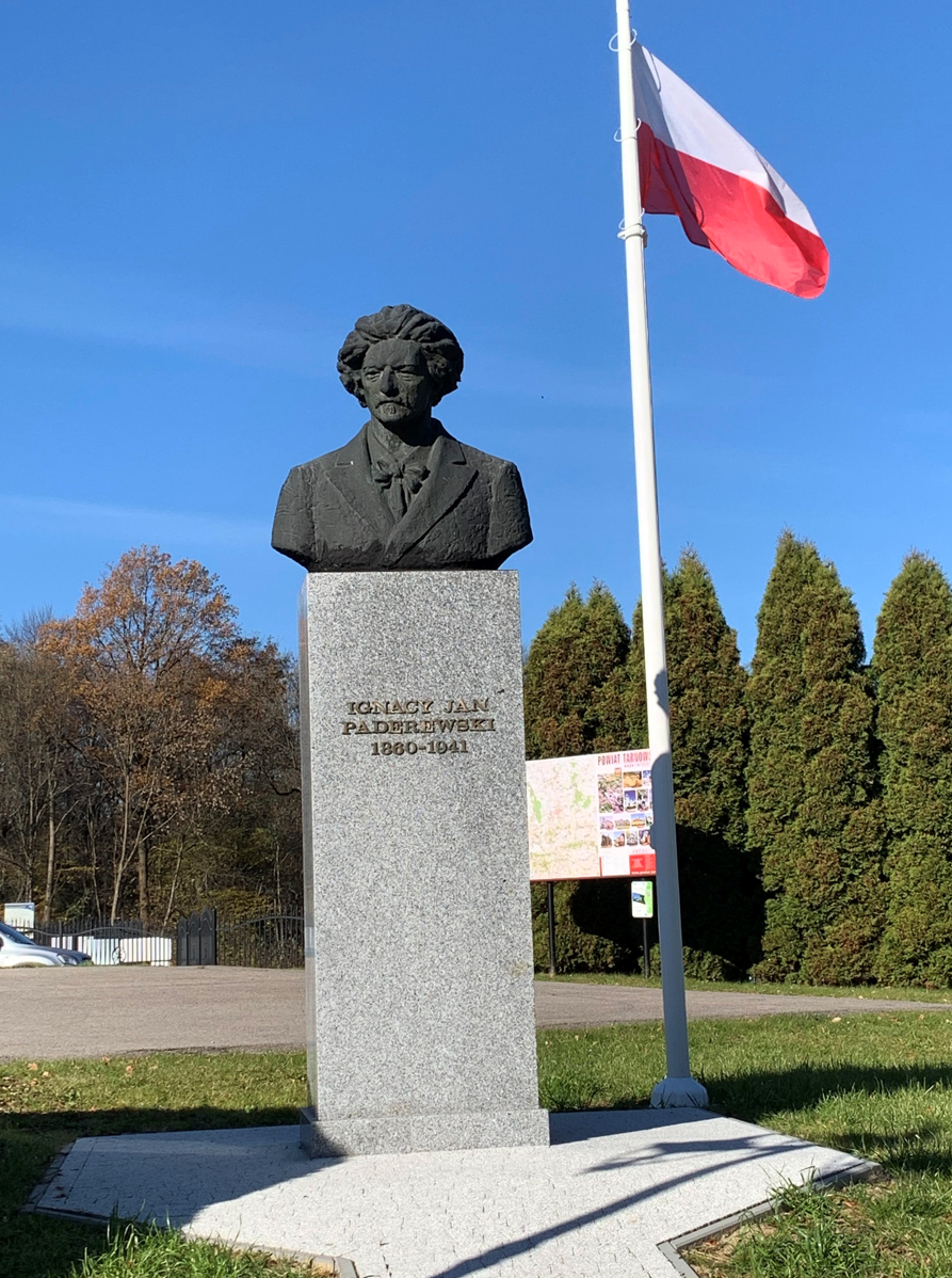 Popiersie Paderewskiego przed dworkiem w Kąśnej Dolnej