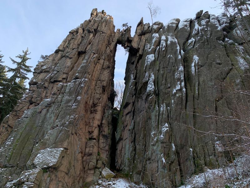 Piknik pod wiszącą skałą. Ruiny zamku Bolczów i Skalny Most. Listopadowe Rudawy Janowickie.

