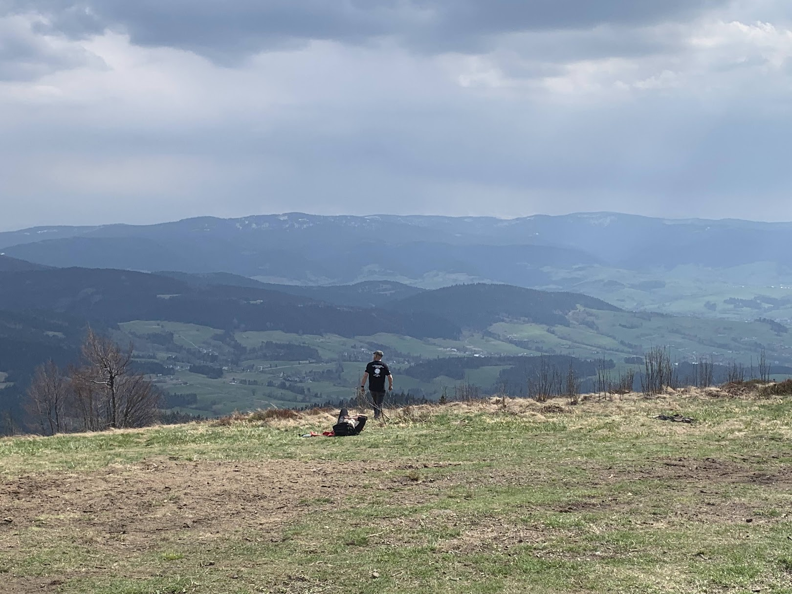 Widok z Polany Michurowej na Ćwilinie. Na drugim planie łańcuch Gorców