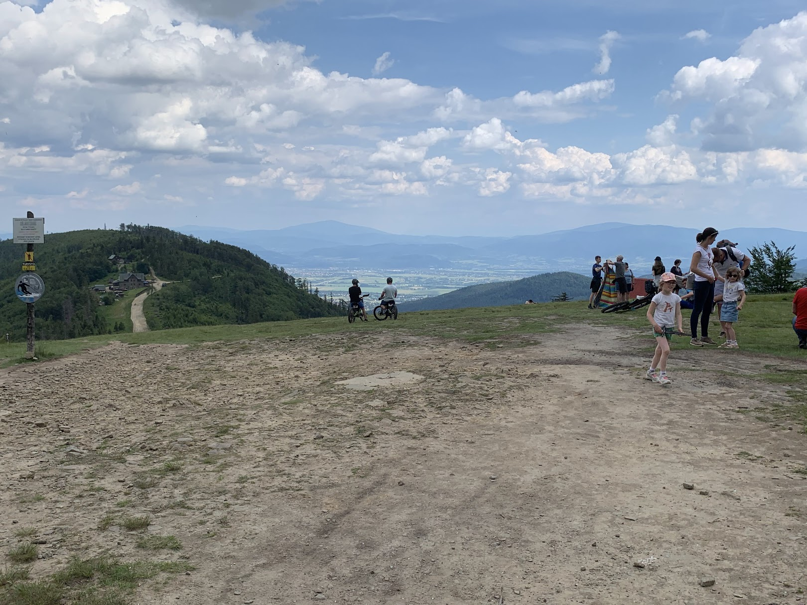 Widok z Klimczoka, w dole po lewej schronisko