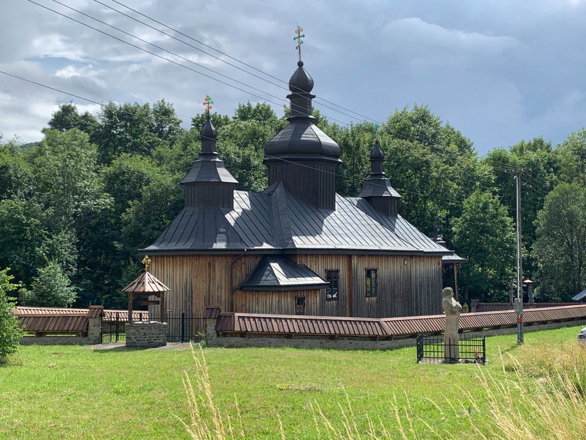 Dwie cerkwie we wsi Бортне. Wodospad, diabli kamień i puste szlaki, czyli relaksujący Beskid Niski.