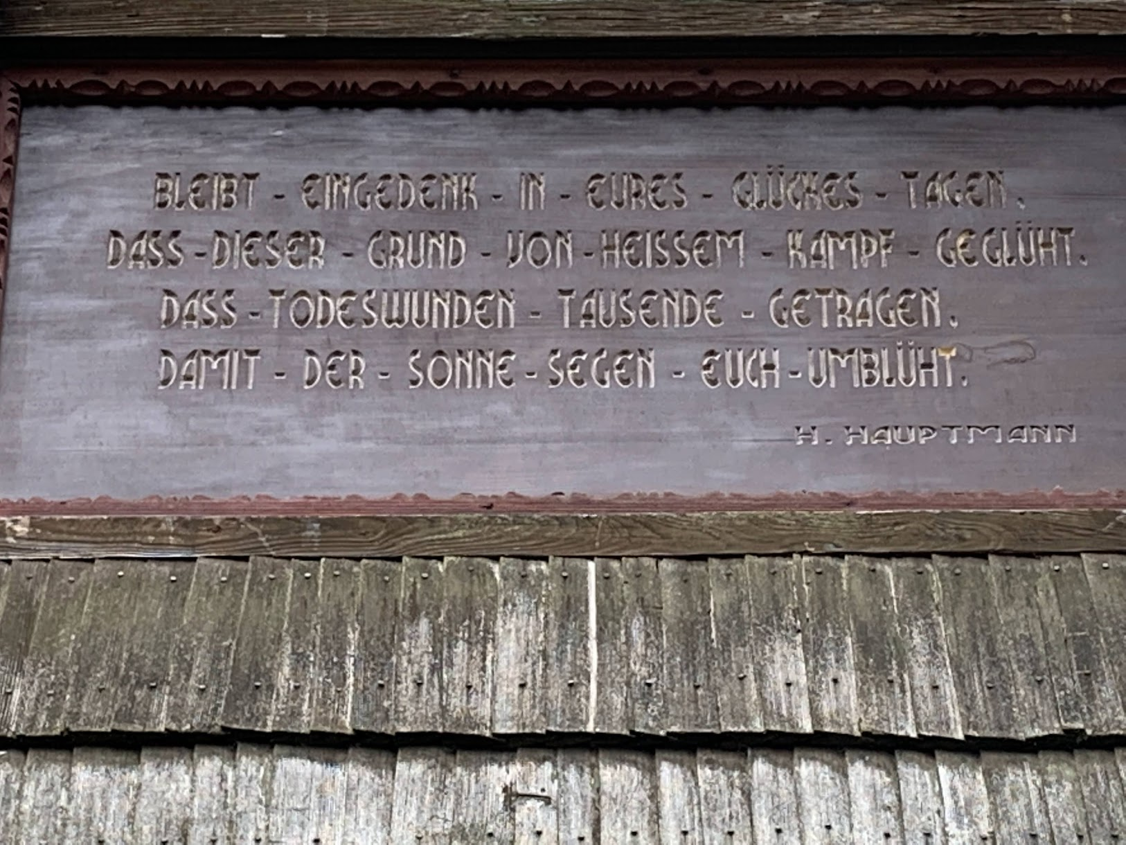 ”Pamiętajcie w swoich pełnych szczęścia dniach, / Że na tej ziemi gorzał zaciekły bój, / Że tu tysiące odniosło śmiertelne rany, / Aby wokół was rozkwitało błogosławieństwo słońca”