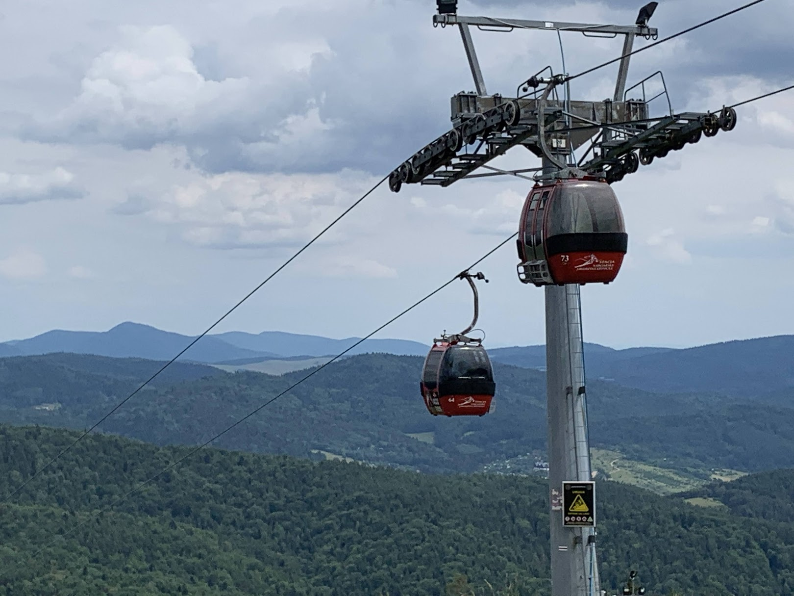 Widok na Beskid Niski. Najwyższa góra w dali, po lewej to Busov.