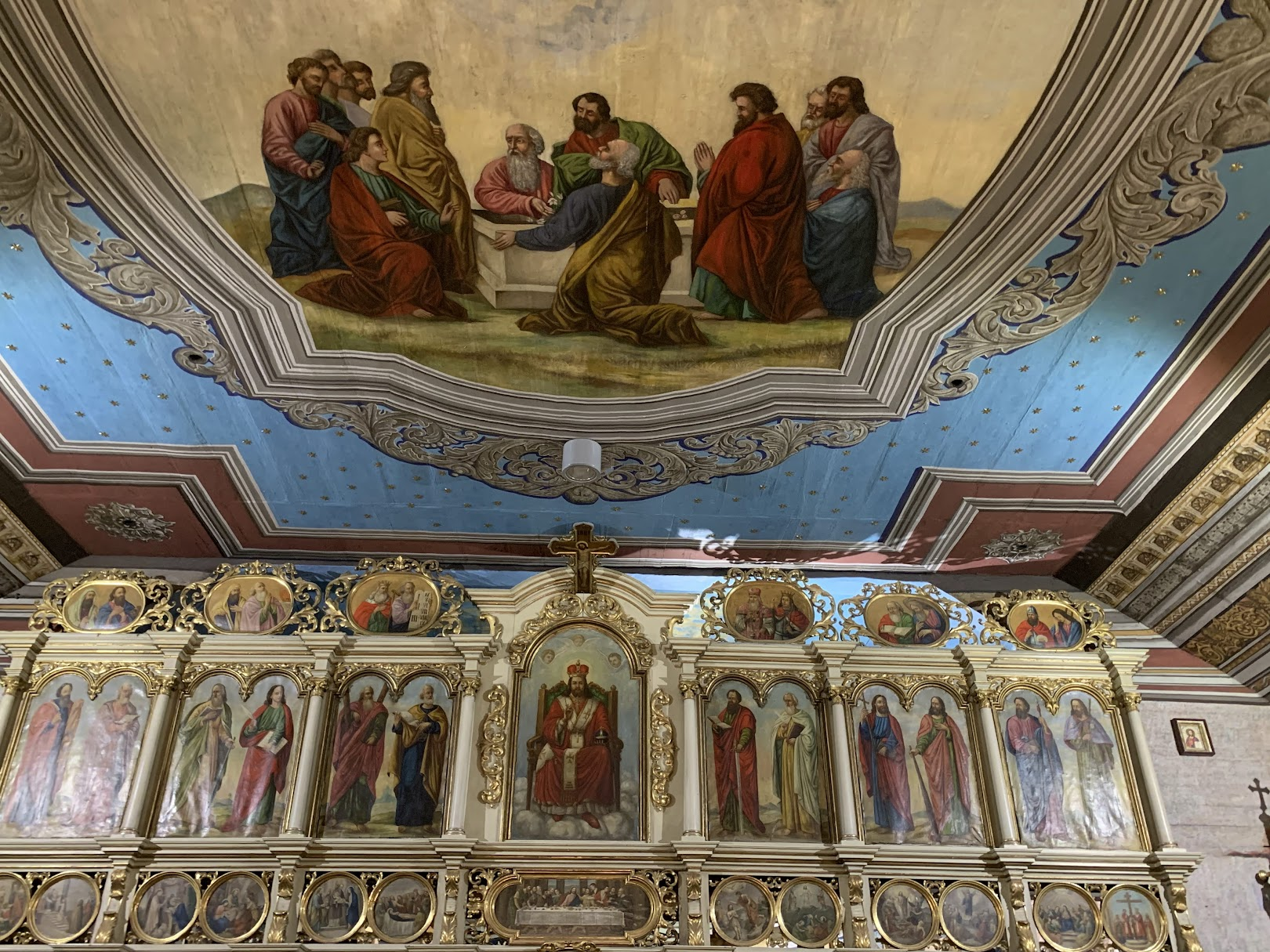 Górna część ikonostasu w cerkwi w Wierchomli Wielkiej