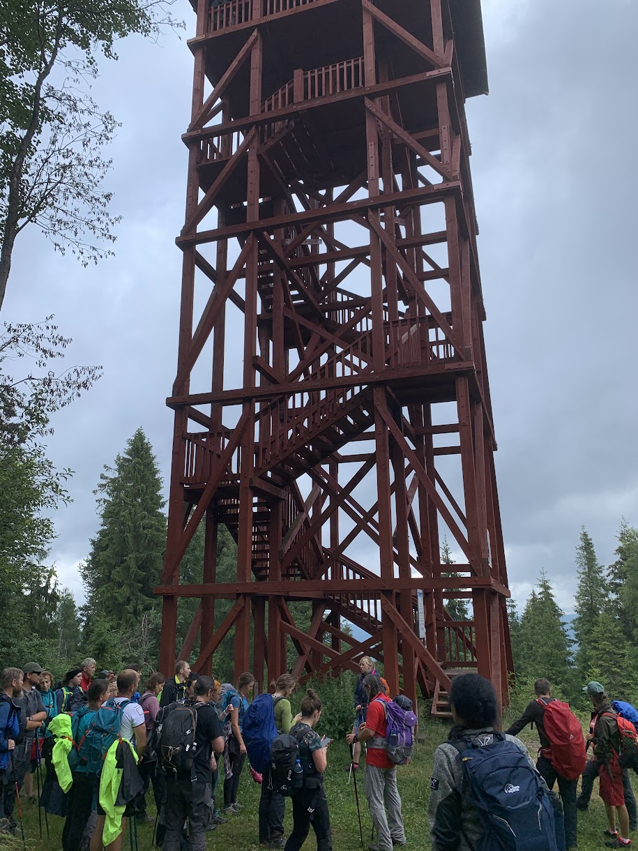 Kursanci pod wieżą na Eliaszówce (1024m n.p.m.). Za chwilę będziemy stąd uciekać...