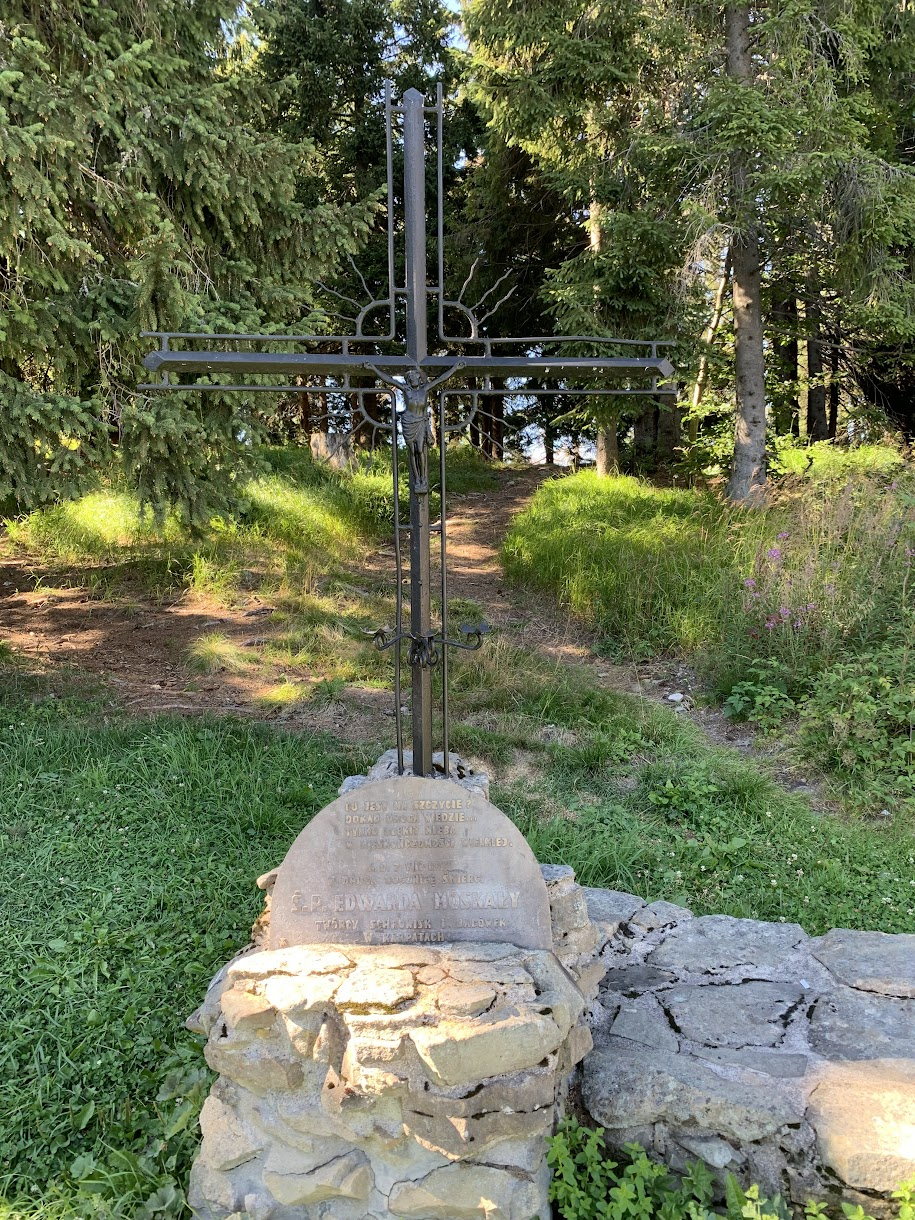 Symboliczny nagrobek Edwarda Moskały przy schronisku na Turbaczu