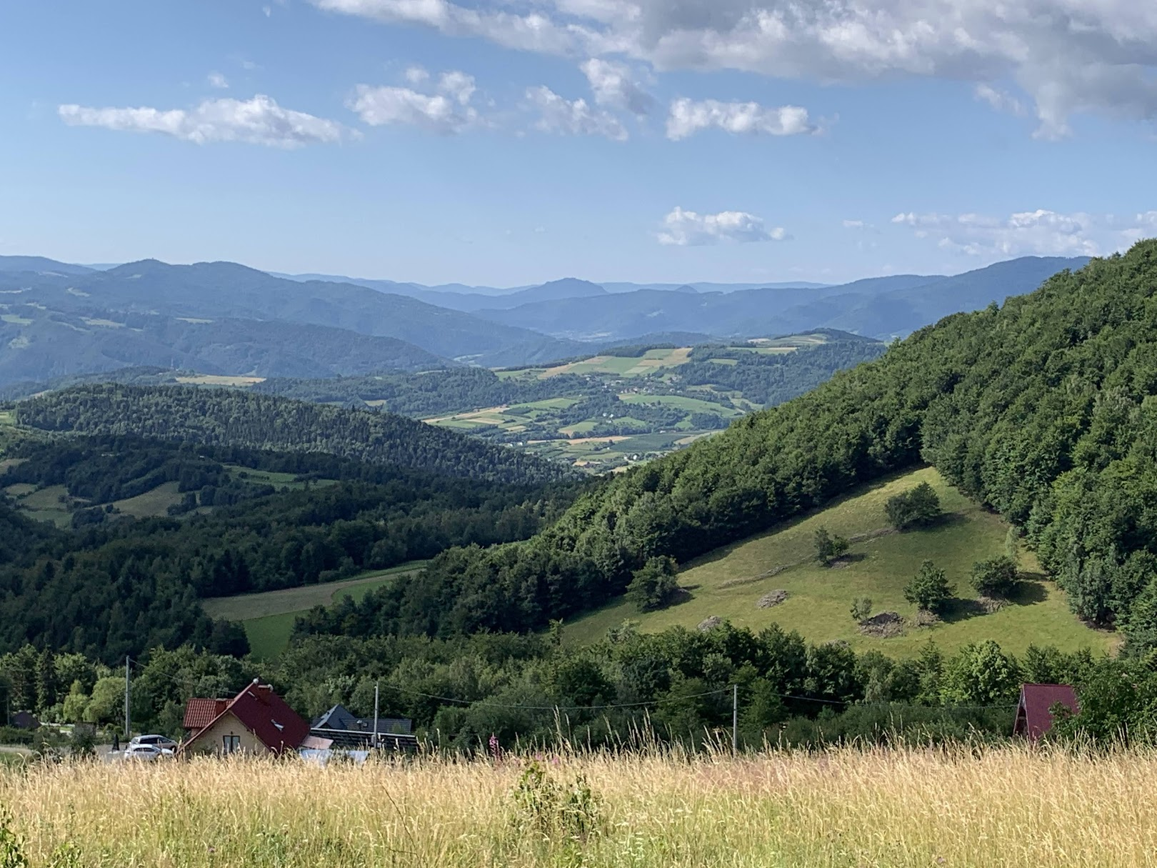 Widok spod krzyża pod Modynią. W dalekim planie, w centrum - Trzy Korony.