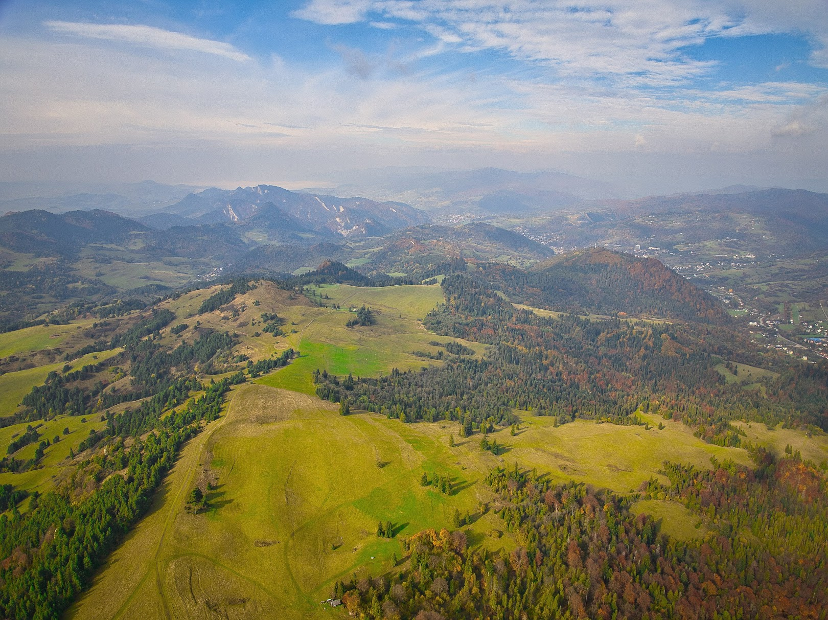 Pieniny Małe z wysoka. W dalszym planie Pieniny Właściwe z Trzema Koronami.