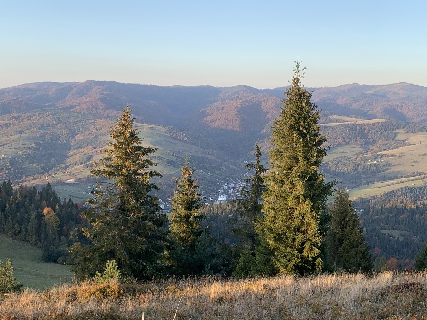 Widok z Wysokiego Wierchu na Pasmo Radziejowej. W dole Szlachtowa, z wyraźnym budynkiem dawnej cerkwi.