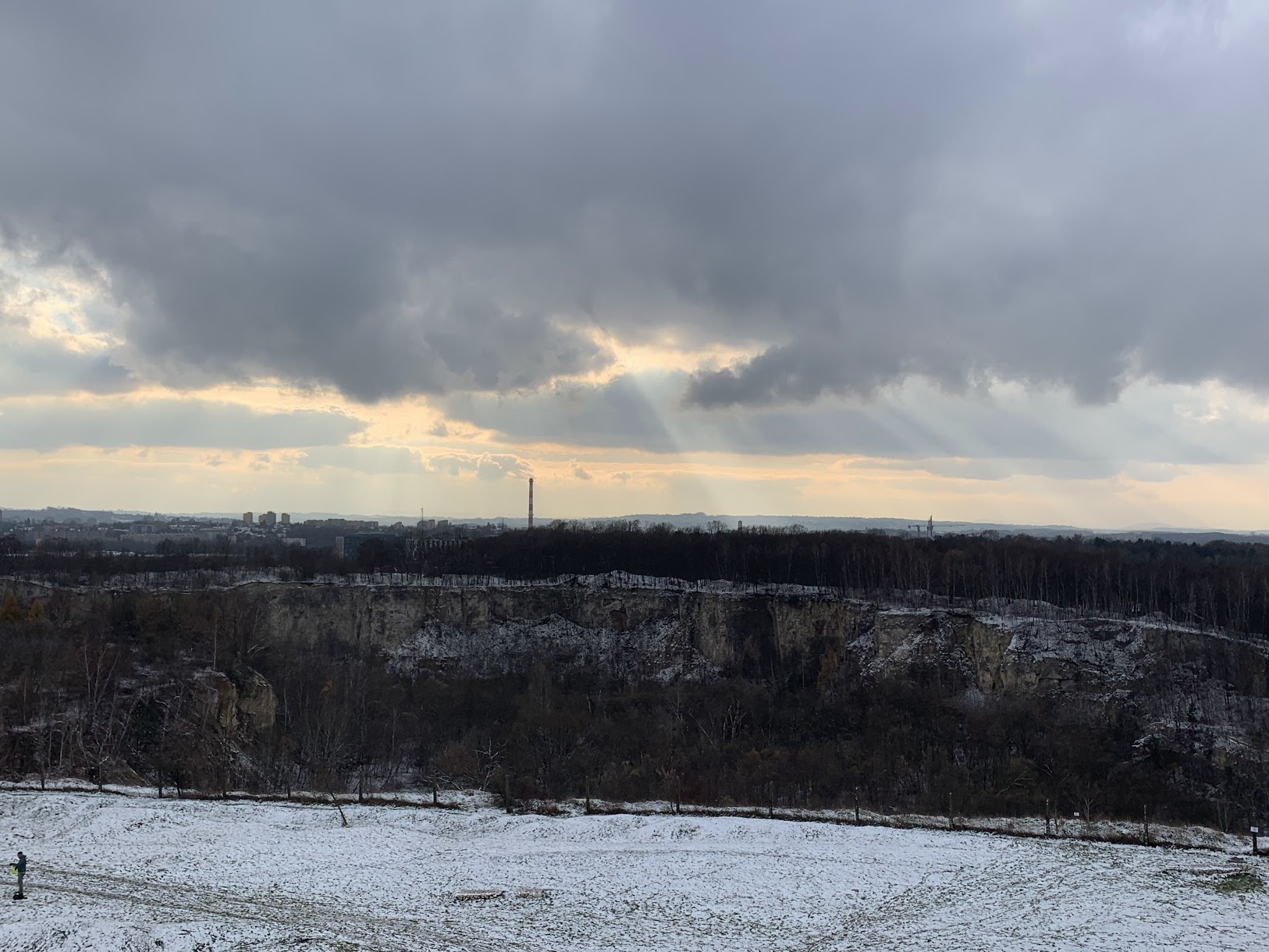 Widok z Kopca Krakusa w kierunku płd-zach. Na pierwszym planie kamieniołom Libana