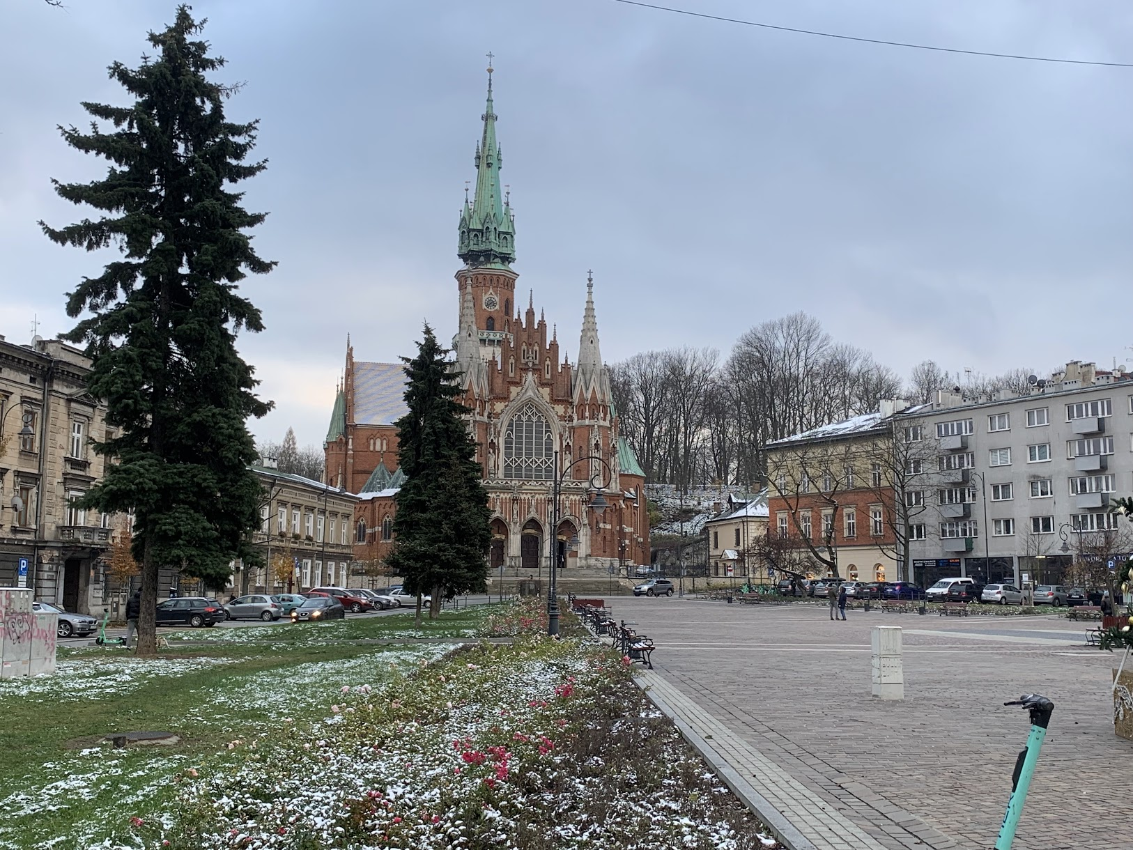 Rynek Podgórza, zwężający się ku kościołowi pw. św. Józefa (projekt Jan Sas-Zubrzycki)