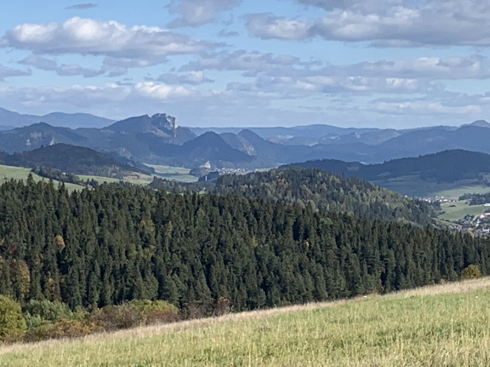 Grandeus - widok na wschód. Bez trudu wychwycimy poszarpane Trzy Korony oraz kopiec Wysokiej (skrajny po prawej)