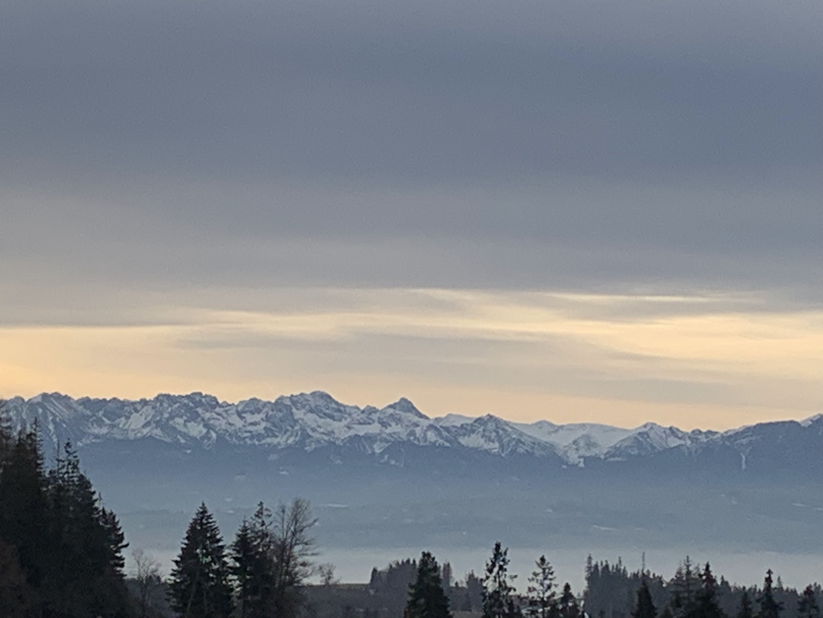 Widok na Tatry z ”zakopianki” (stacja paliw Circle K na Obidowej)