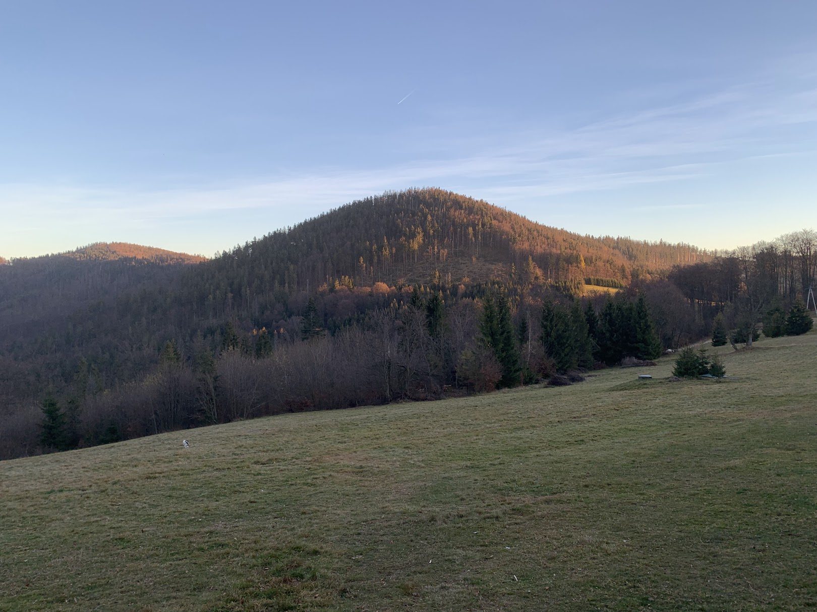 Widok spod schroniska na Przegibku na Banię